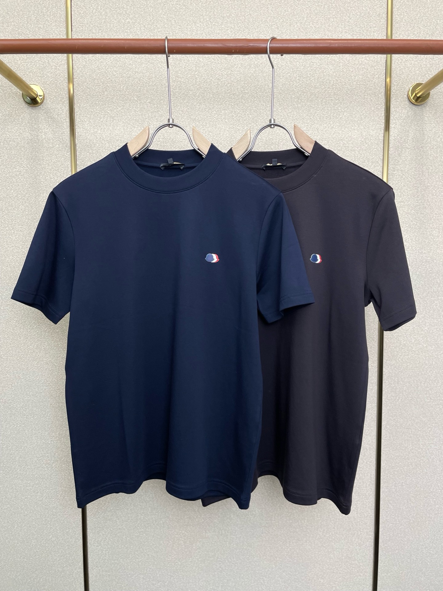 NO:661348,.Moncler Moncler Men's Men's Casual Short Sleeves are exclusively available for new models. High-end customization. High-end version. Fashionable and versatile imported fabrics. Super soft and delicate feel. Skin-friendly and comfortable to wear. High-end boutique. The upper body is exquisitely made by the factory. A must-have item for men. Complete with three labels. Size M-3XL, Moncler, T-shirt,  19860909.Moncler蒙口独家专供新款原单男士休闲短袖 高端定制 高端版本 时尚百搭爆款进口面料 手感超柔软细腻 穿着亲肤舒适 高端精品 代工厂精细做上身非常赞 男士必备单品 三标齐全 码数M-3XL,,Moncler,T-shirt, ,Men's clothing