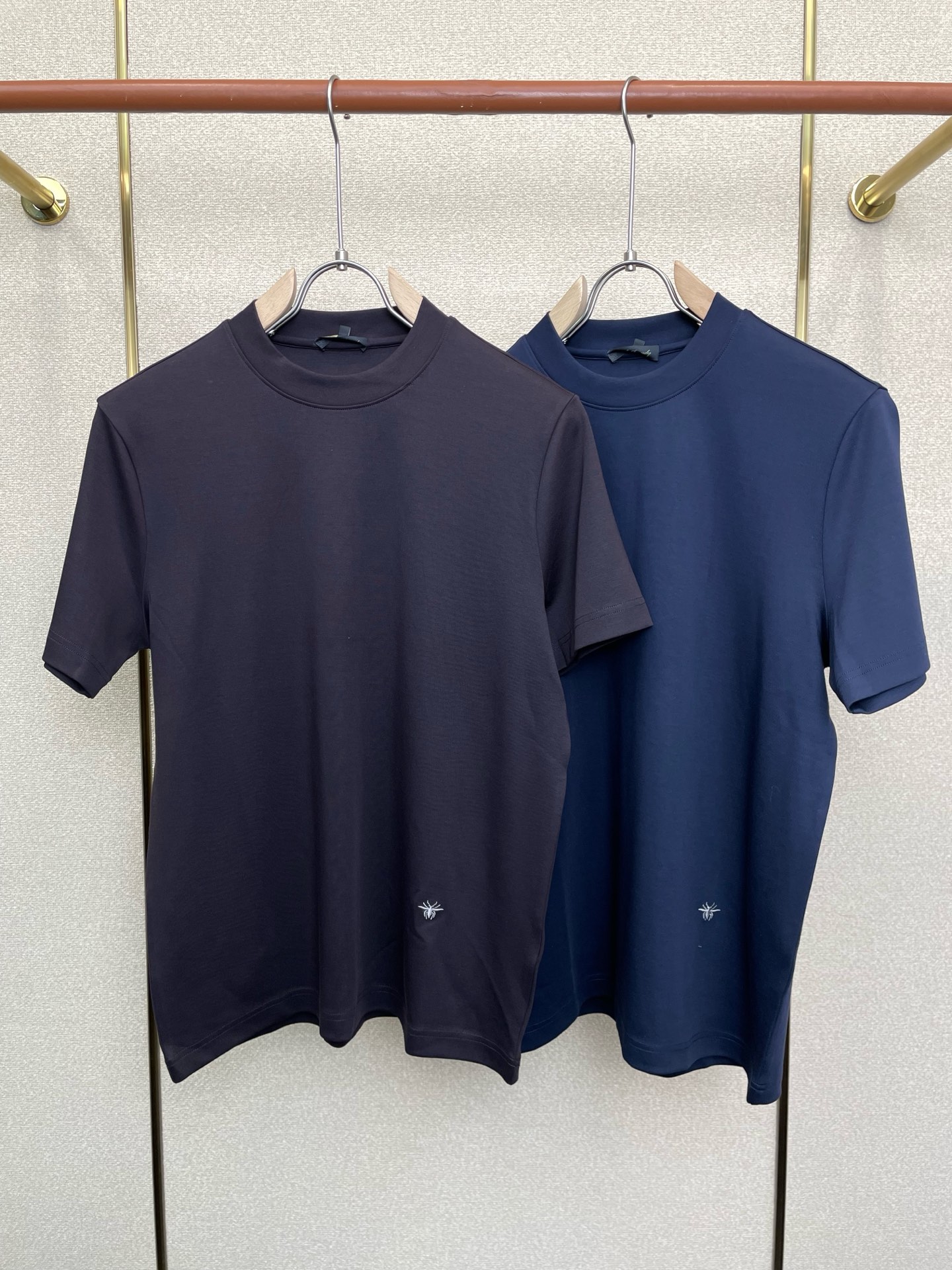 NO:656914,.Dior Dior exclusively provides new original men's casual short sleeves. High-end customization. High-end version. Fashionable and versatile imported fabrics. Super soft and delicate feel. Skin-friendly and comfortable to wear. High-end boutique. The upper body is exquisitely made by the factory. Men's must-have items. Complete three standards. Size M-3XL, dior, dior, T-shirt, alexander wang19860909.Dior迪奥独家专供新款原单男士休闲短袖 高端定制 高端版本 时尚百搭爆款进口面料 手感超柔软细腻 穿着亲肤舒适 高端精品 代工厂精细做上身非常赞 男士必备单品 三标齐全 码数M-3XL,,dior,dior,T-shirt,alexander wang,Men's clothing