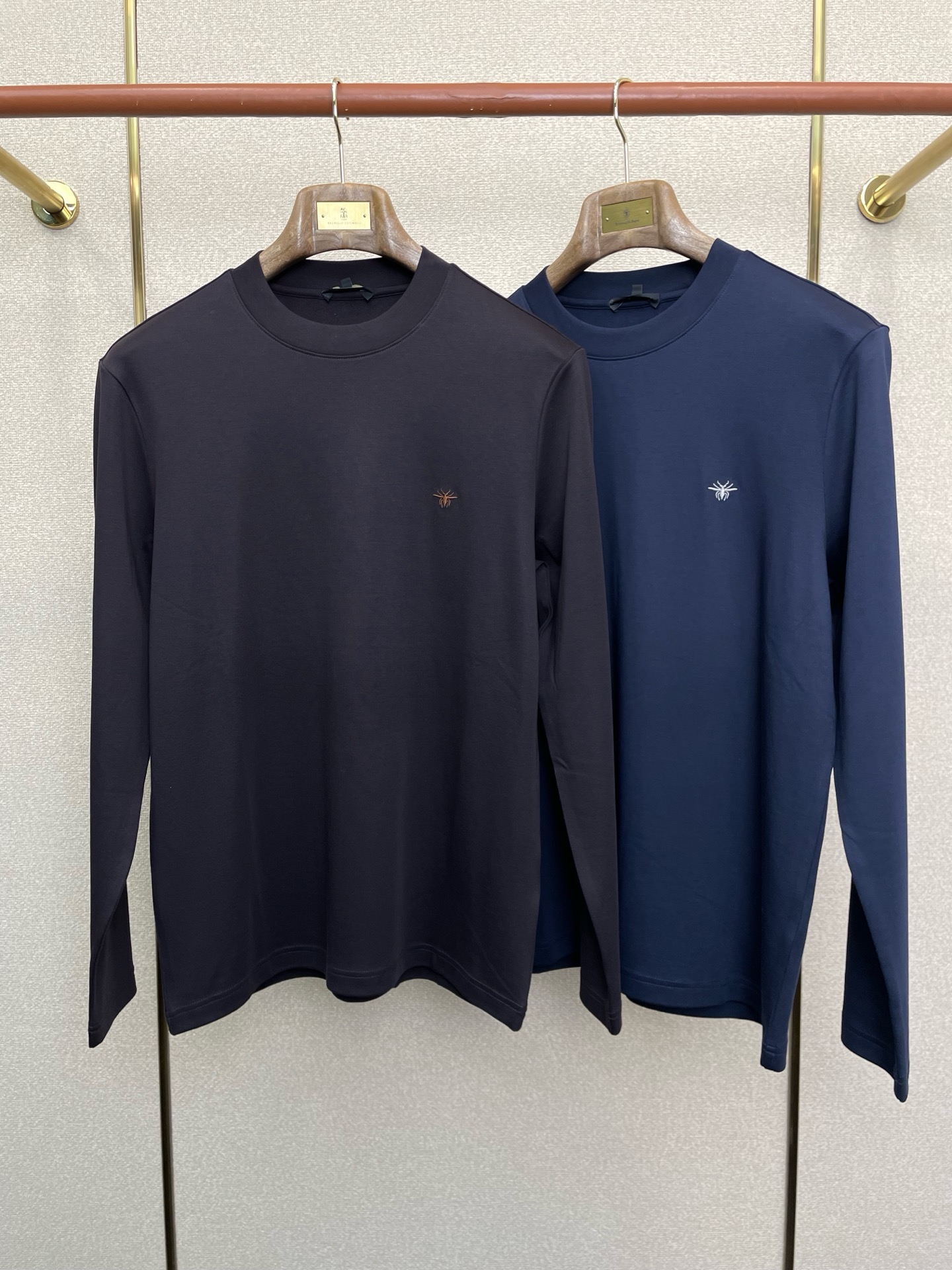 NO:661302,.Dior exclusively supplies new original men's casual long sleeves. High-end customization. High-end version. Fashionable and versatile imported fabrics. Super soft and delicate feel. Skin-friendly and comfortable to wear. High-end boutique. The upper body is exquisitely made by the factory. A must-have item for men. Complete with three standards. Size M-3XL, dior, dior,  19860909.Dior迪奥独家专供新款原单男士休闲长袖 高端定制 高端版本 时尚百搭爆款进口面料 手感超柔软细腻 穿着亲肤舒适 高端精品 代工厂精细做上身非常赞 男士必备单品 三标齐全 码数M-3XL,,dior,dior, ,Men's clothing