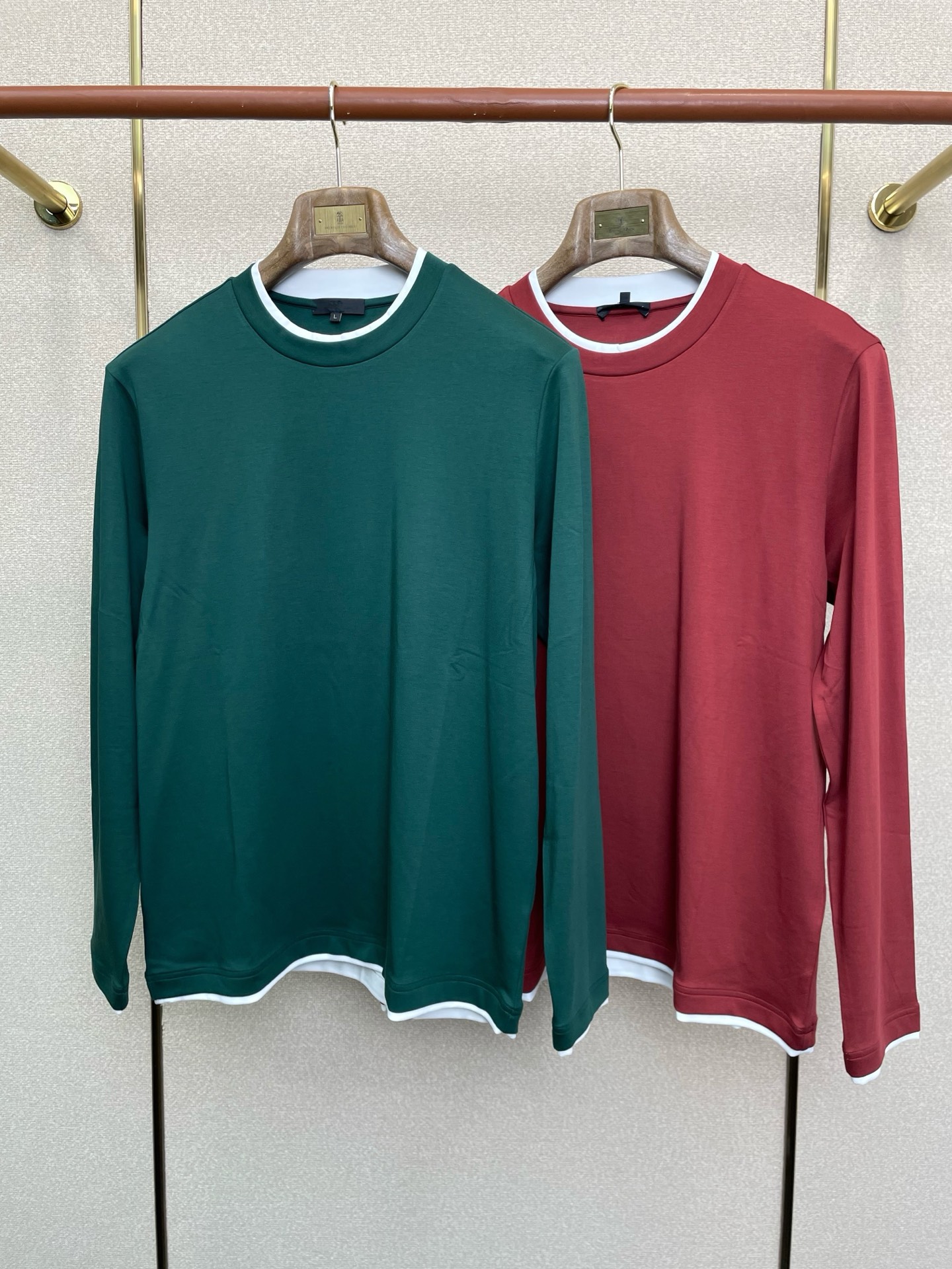 NO:656907,.Prada exclusively supplies new original men's casual long sleeves. High-end customization. High-end version. Fashionable and versatile imported fabrics. Super soft and delicate feel. Skin-friendly and comfortable to wear. High-end boutique. The upper body is exquisitely made by the factory. A must-have item for men. Three complete standards. Size M-3XL,, prada, prada, alexander wang19860909.Prada普拉达独家专供新款原单男士休闲长袖 高端定制 高端版本 时尚百搭爆款进口面料 手感超柔软细腻 穿着亲肤舒适 高端精品 代工厂精细做上身非常赞 男士必备单品 三标齐全 码数M-3XL,,prada,prada,alexander wang,Men's clothing