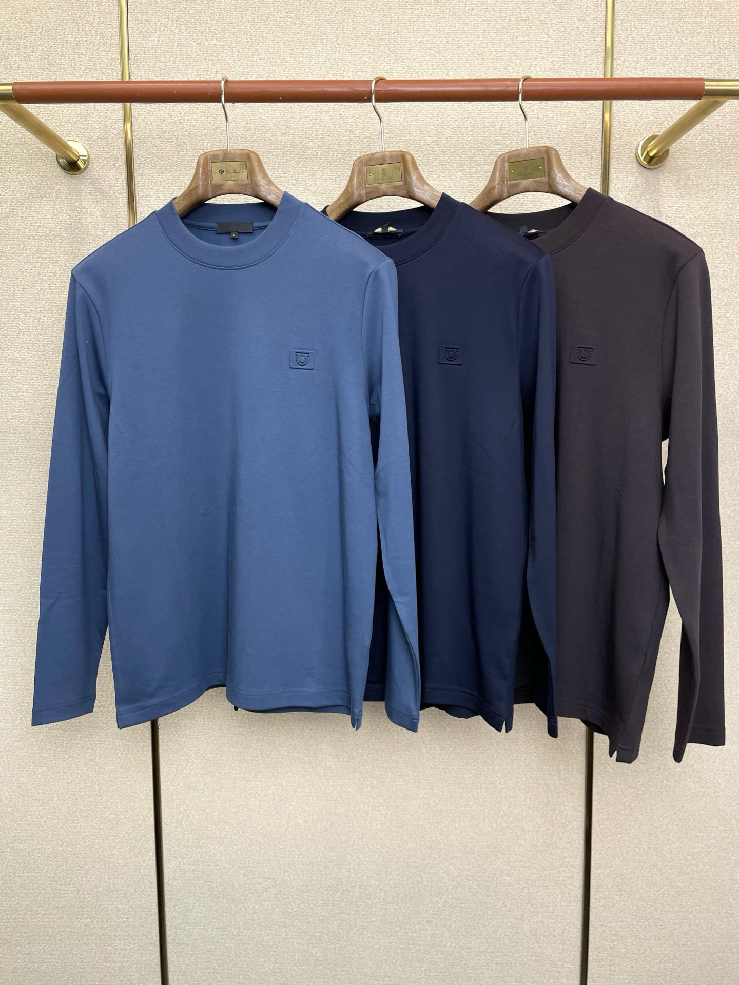 NO:661321,.FERRAGAMO Ferragamo exclusively provides new original men's casual long sleeves. High-end customization. High-end version. Fashionable and versatile imported fabrics. Super soft and delicate feel. Skin-friendly and comfortable to wear. High-end boutique. The upper body is finely made by the factory. It is a must-have item for men. Three standards are complete. Size M-3XL,,ferragamo,ferragamo, 19860909.FERRAGAMO菲拉格慕独家专供新款原单男士休闲长袖 高端定制 高端版本 时尚百搭爆款进口面料 手感超柔软细腻 穿着亲肤舒适 高端精品 代工厂精细做上身非常赞 男士必备单品 三标齐全 码数M-3XL,,ferragamo,ferragamo, ,Men's clothing