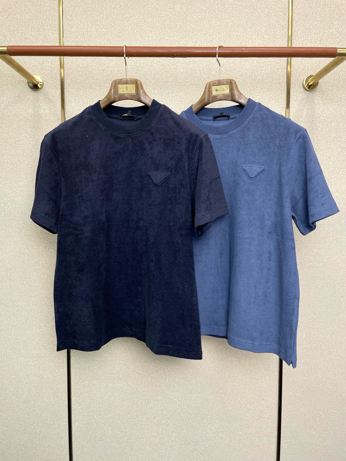 NO:656875,.Prada exclusively supplies new original men's casual long sleeves. High-end customization. High-end version. Fashionable and versatile imported fabrics. Super soft and delicate feel. Skin-friendly and comfortable to wear. High-end boutique. The upper body is exquisitely made by the factory. A must-have item for men. Three complete standards. Size M-3XL,, prada, prada, alexander wang19860909.Prada普拉达独家专供新款原单男士休闲长袖 高端定制 高端版本 时尚百搭爆款进口面料 手感超柔软细腻 穿着亲肤舒适 高端精品 代工厂精细做上身非常赞 男士必备单品 三标齐全 码数M-3XL,,prada,prada,alexander wang,Men's clothing