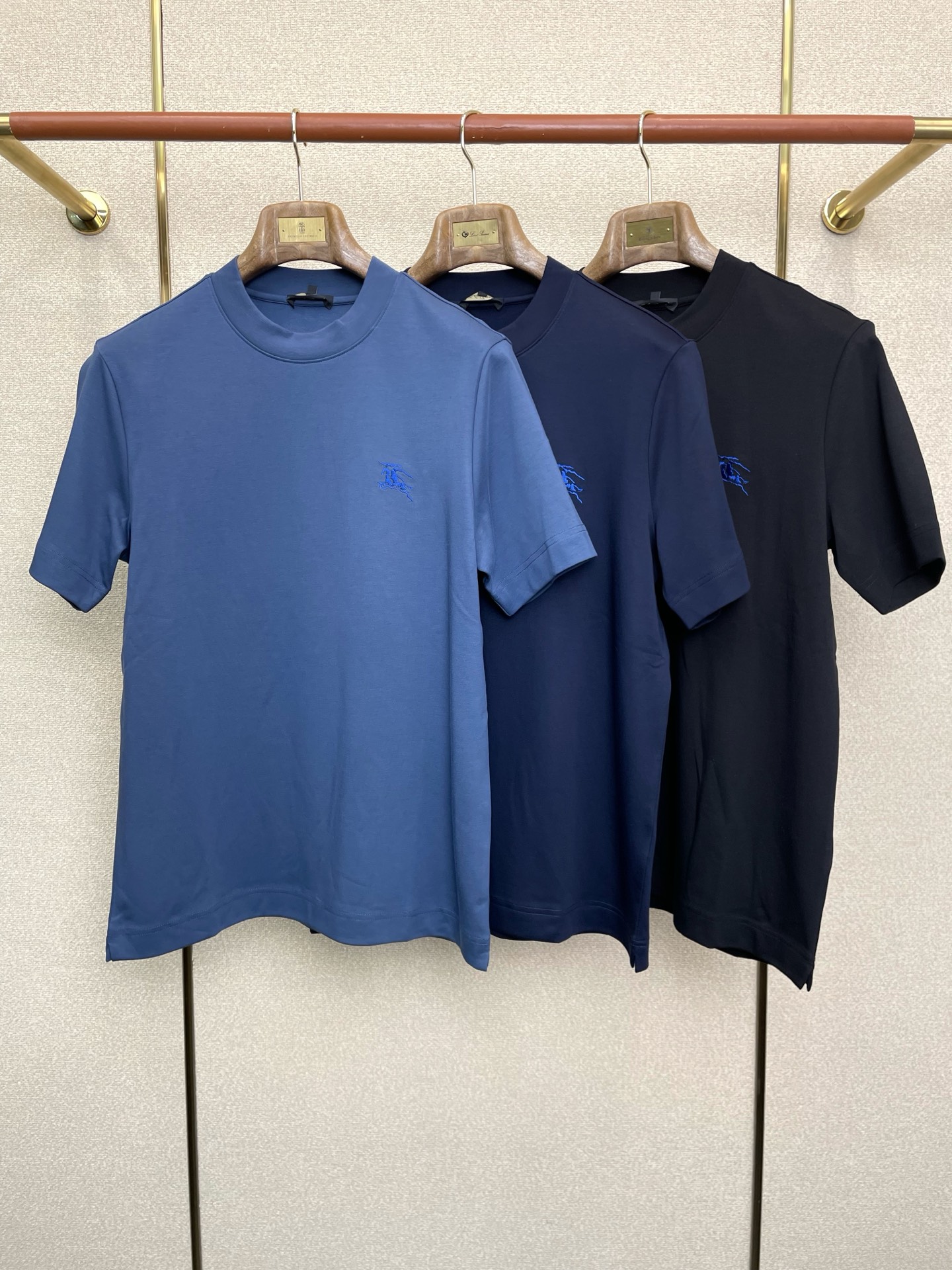 NO:661311,.Burberry exclusively supplies new original men's casual short sleeves. High-end customization. High-end version. Fashionable and versatile imported fabrics. Super soft and delicate feel. Skin-friendly and comfortable to wear. High-end boutique. The upper body is finely made by the factory. It is a must-have item for men. Three standards are complete. Size M-3XL,,burberry,burberry,T-shirt, 19860909.Burberry巴宝莉独家专供新款原单男士休闲短袖 高端定制 高端版本 时尚百搭爆款进口面料 手感超柔软细腻 穿着亲肤舒适 高端精品 代工厂精细做上身非常赞 男士必备单品 三标齐全 码数M-3XL,,burberry,burberry,T-shirt, ,Men's clothing