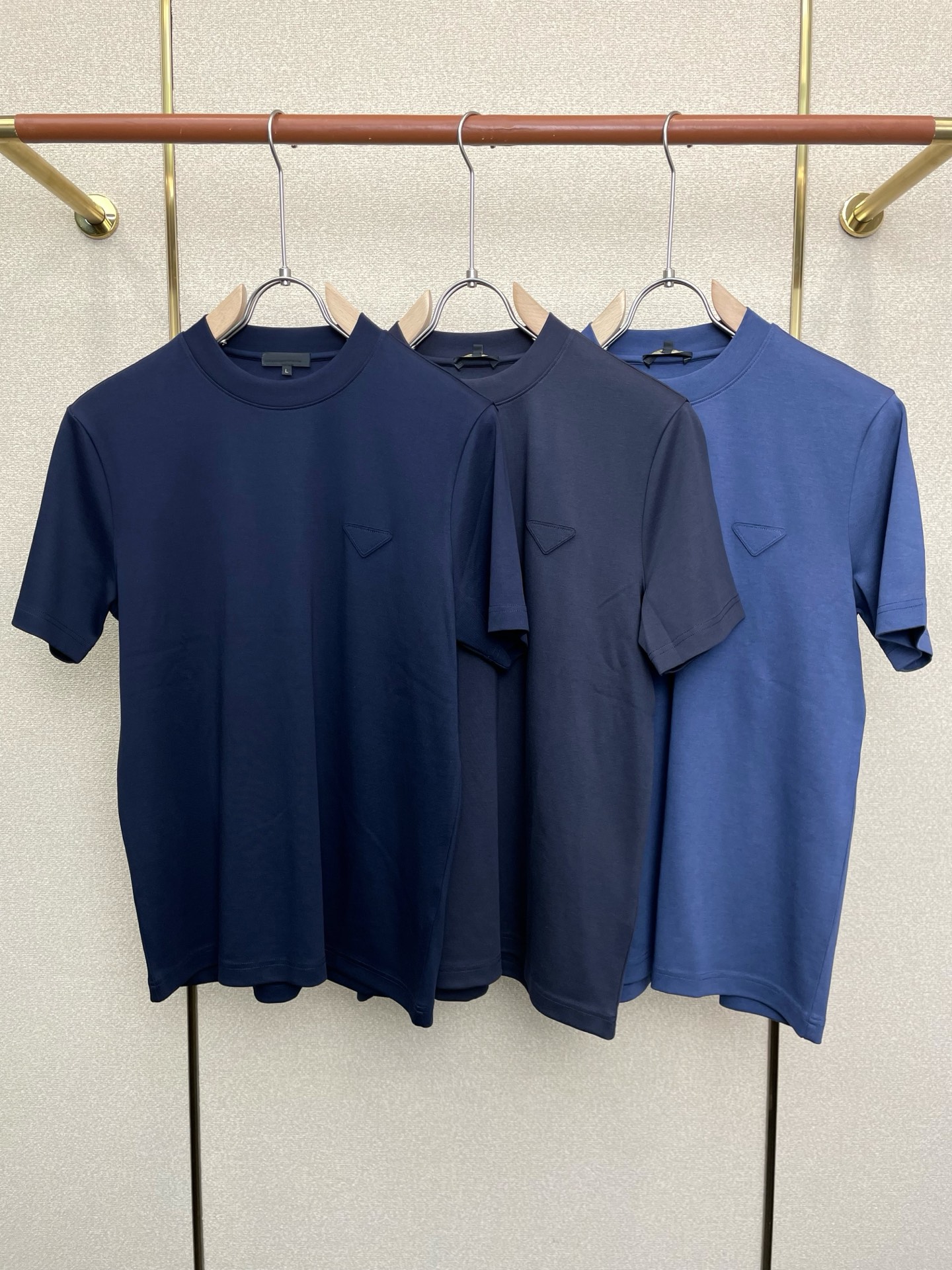 NO:656886,.Prada exclusively supplies new original men's casual short sleeves. High-end customization. High-end version. Fashionable and versatile imported fabrics. Super soft and delicate feel. Skin-friendly and comfortable to wear. High-end boutique. The upper body is made by the factory. It is a must-have item for men. Three standards are complete. Size M-3XL, prada, prada, T-shirt, alexander wang19860909.Prada普拉达独家专供新款原单男士休闲短袖 高端定制 高端版本 时尚百搭爆款进口面料 手感超柔软细腻 穿着亲肤舒适 高端精品 代工厂精细做上身非常赞 男士必备单品 三标齐全 码数M-3XL,,prada,prada,T-shirt,alexander wang,Men's clothing