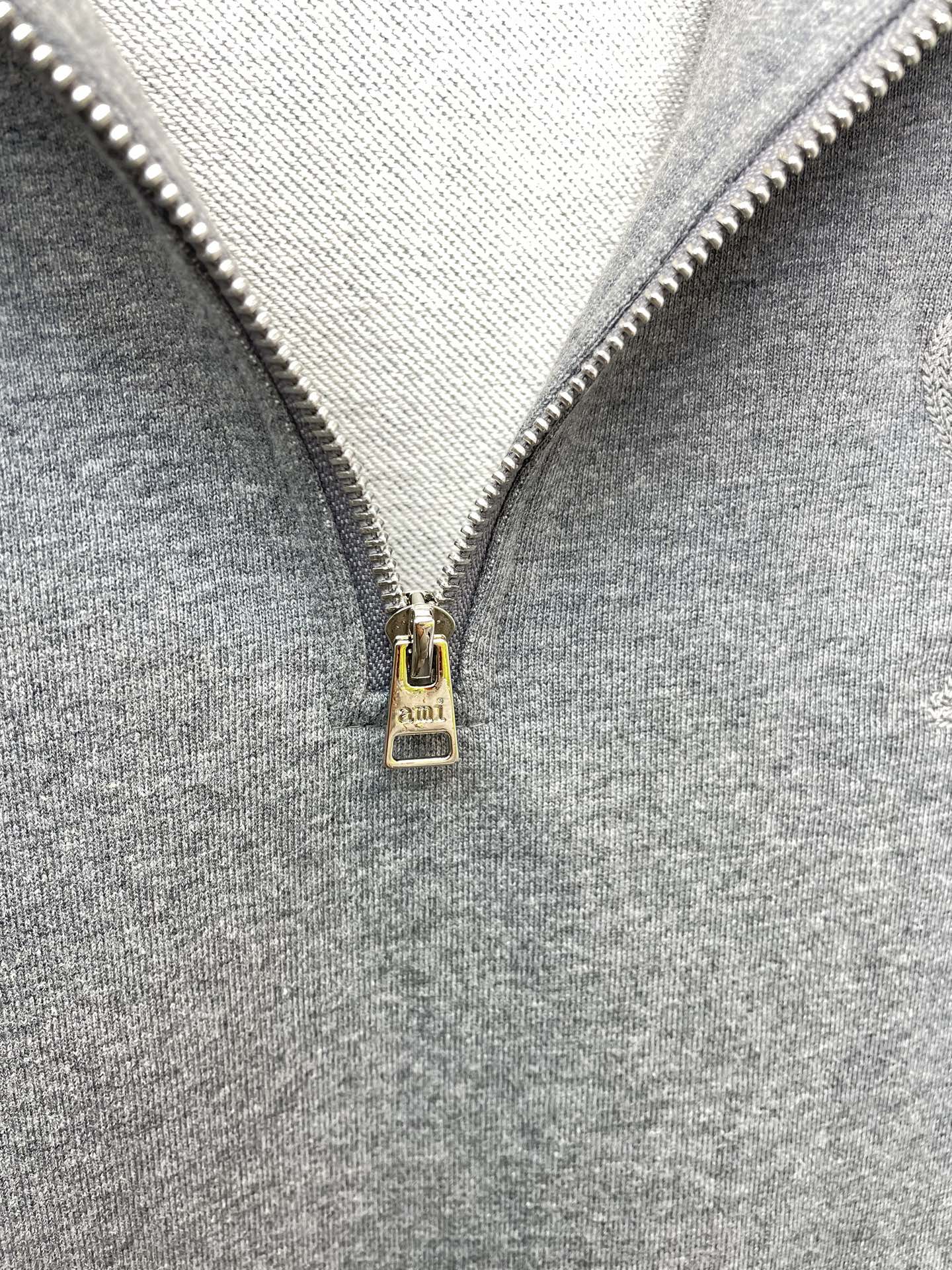 。AMI艾米💥砸锅卖铁都要上的新款最新时尚立领半拉链卫衣 经典设计与颜值爆棚的外套 品质更是无法挑剔品控