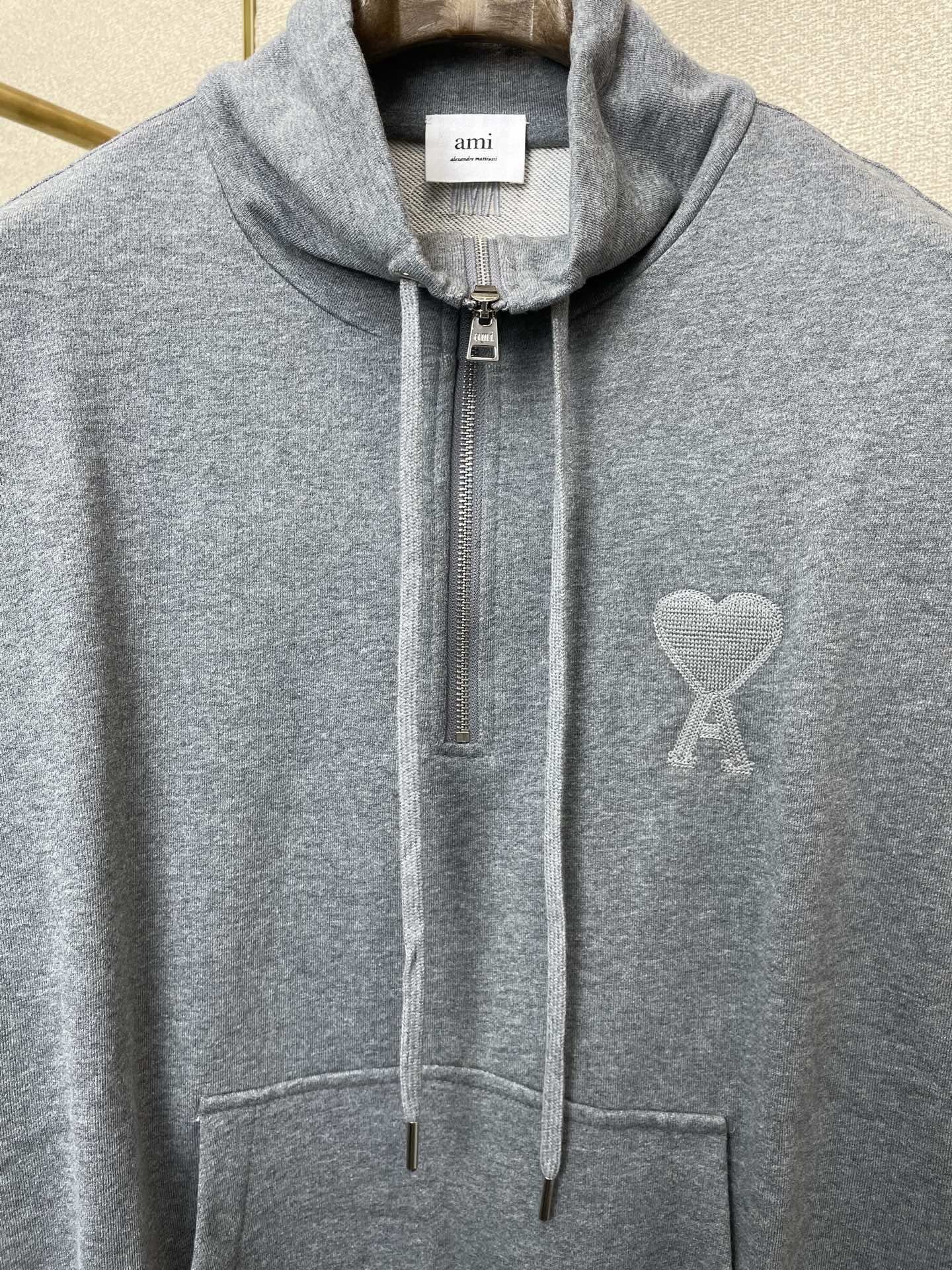 。AMI艾米💥砸锅卖铁都要上的新款最新时尚立领半拉链卫衣 经典设计与颜值爆棚的外套 品质更是无法挑剔品控