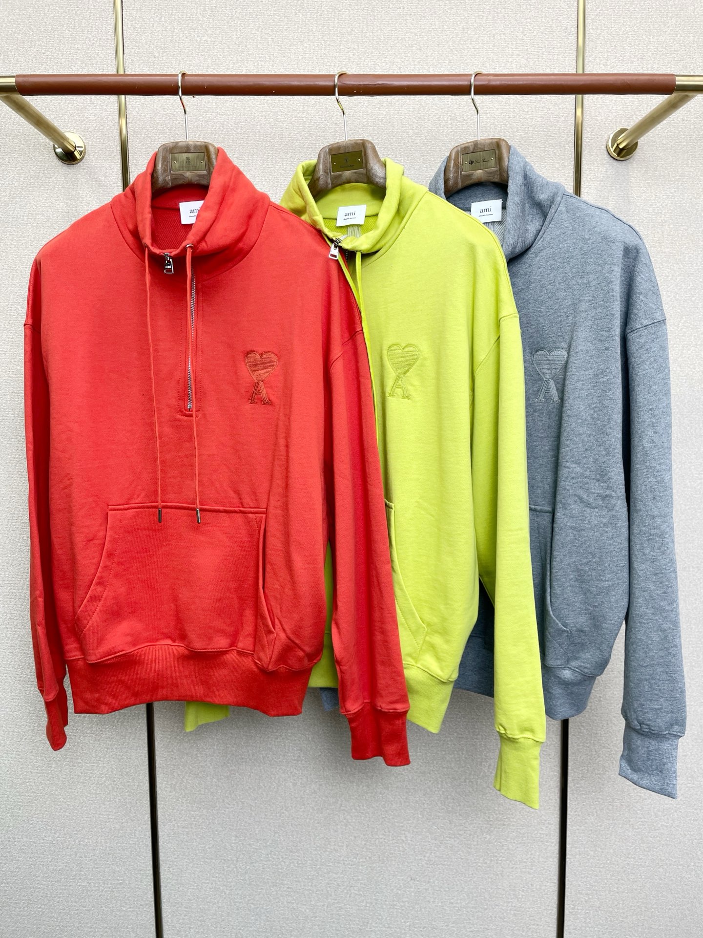 NO:656922,.AMI exclusively provides the latest fashionable stand-up collar half-zip sweatshirts, jackets with classic designs and great looks. The quality is impeccable and quality control allows you to buy it directly. It is a high-end product that cannot be faulted! You can feel its powerful aura through the detailed pictures. It has a remarkable effect of gathering heat and keeping warm, so you don’t have to worry about getting a little chilly! Both fashionable and functional, the whole style looks more luxurious! Size M-3XL,,amiri,hoodie,sweatshirts,jackets & coats,alexander wang19860909.AMI艾米独家专供最新时尚立领半拉链卫衣 经典设计与颜值爆棚的外套 品质更是无法挑剔品控可以直接入手,不容过错的高端臻品！通过细节图片便可感受到它强悍的气场,聚温保暖效果显著,完全不用担心会有一点寒意！时尚与功能性兼备,整款显得更加的奢华大气！ 尺码M-3XL,,amiri,hoodie,sweatshirts,jackets & coats,alexander wang,Men's clothing