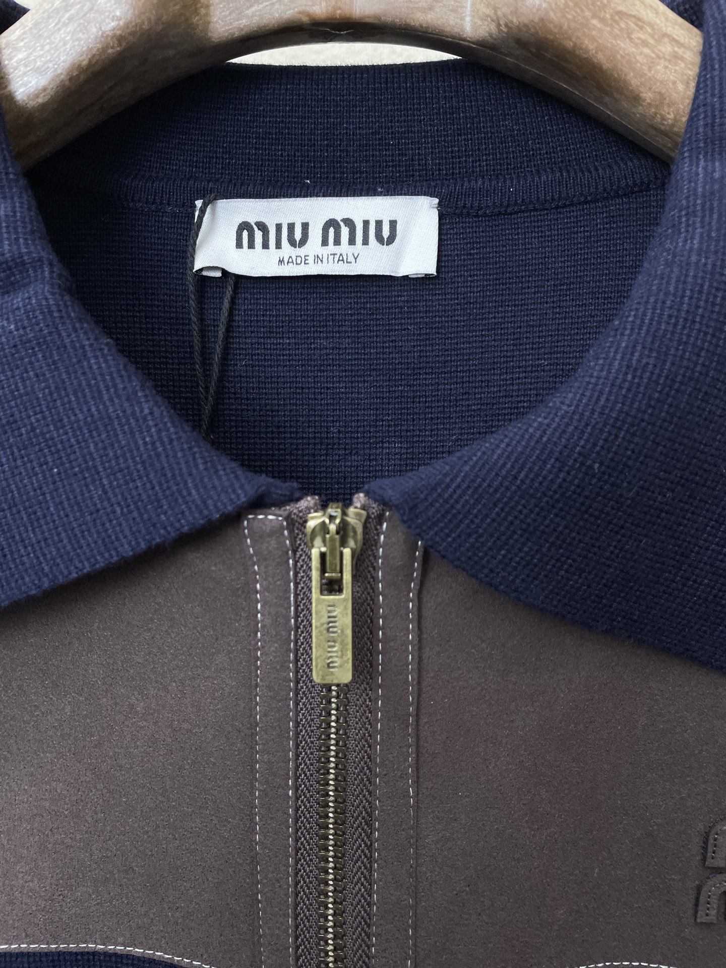 。Miumiu谬谬💥砸锅卖铁都要上的新款新款开衫外套 翻领皮革徽标拉链羊毛开衫外套 贸易公司渠道稀出，降