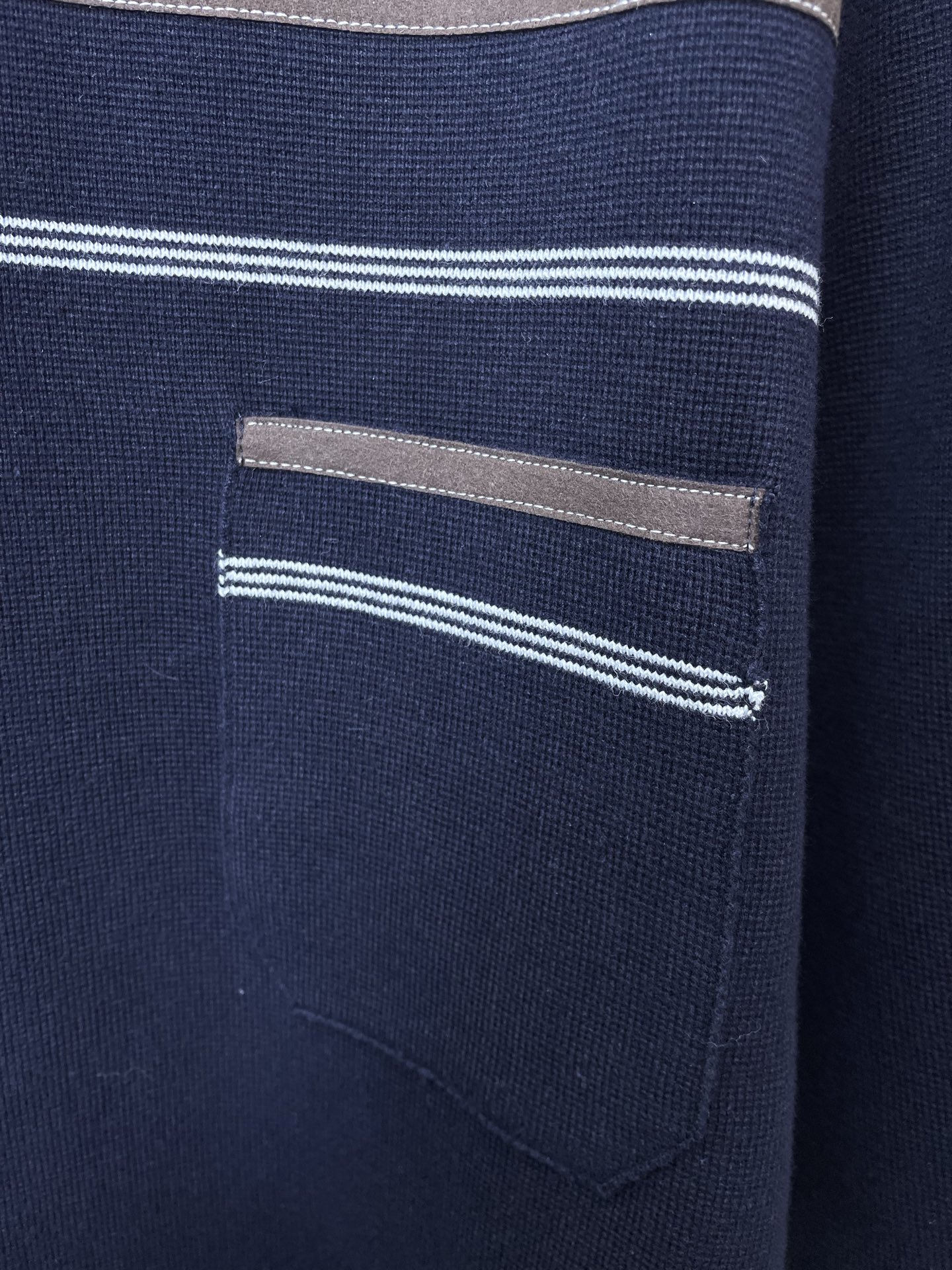 。Miumiu谬谬💥砸锅卖铁都要上的新款新款开衫外套 翻领皮革徽标拉链羊毛开衫外套 贸易公司渠道稀出，降