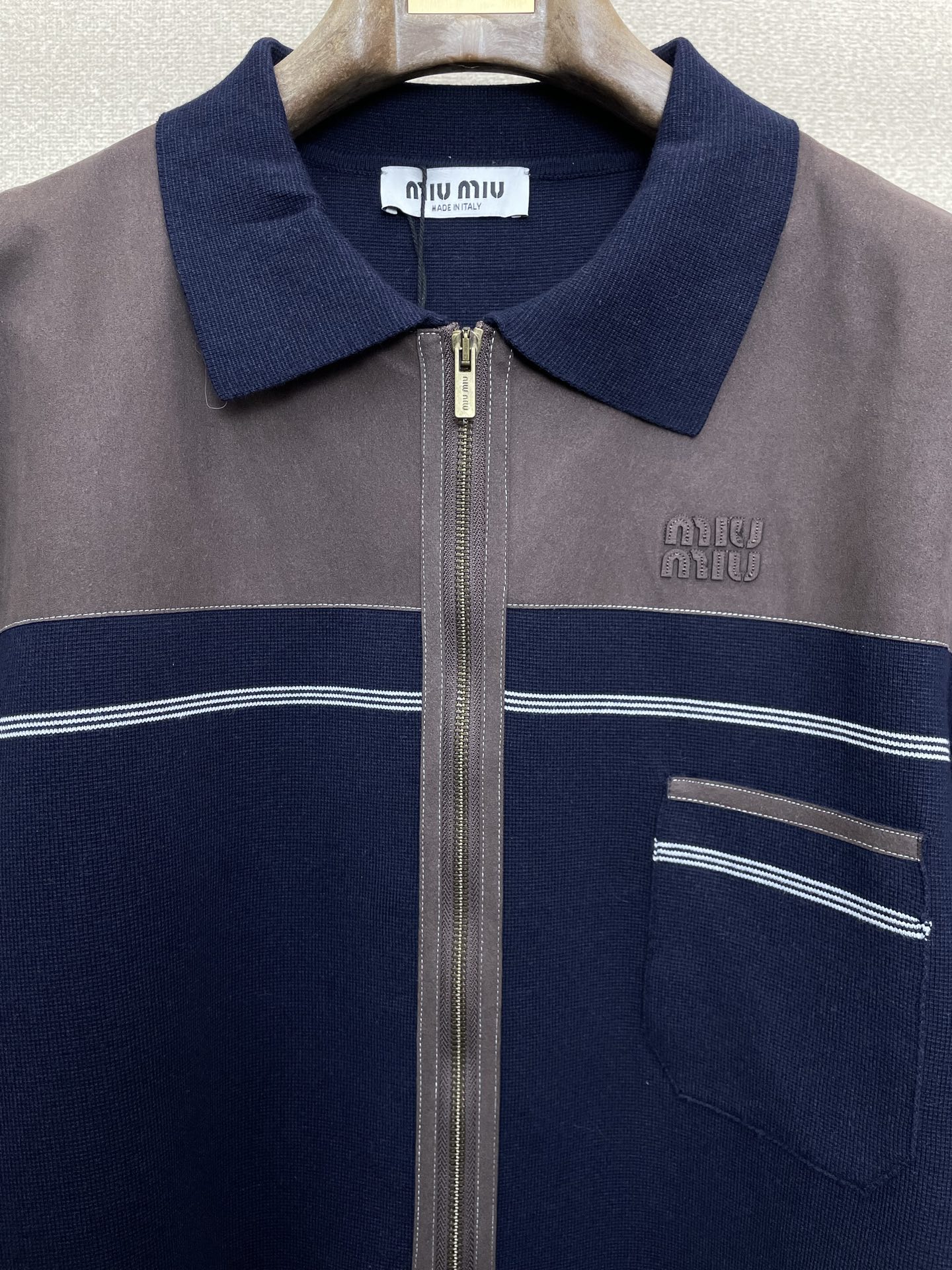 。Miumiu谬谬💥砸锅卖铁都要上的新款新款开衫外套 翻领皮革徽标拉链羊毛开衫外套 贸易公司渠道稀出，降