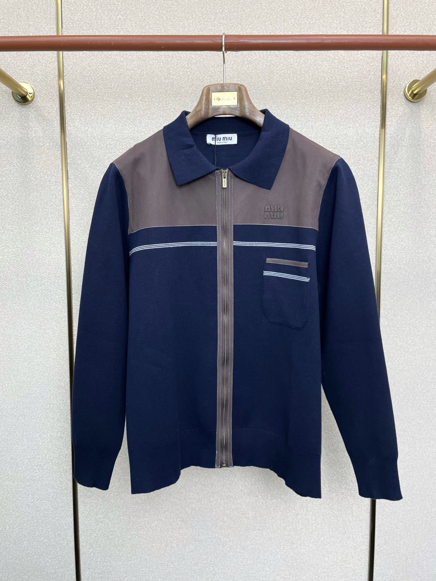 NO:656932,.Miumiu exclusively offers new cardigan jackets. Lapel leather logo zipper wool cardigan jackets. Trading company channels are rare. It is a must-have warm item for cooling weather. It can be worn for daily or outdoor sports. It is wear-resistant, scratch-resistant and easy to care for. It is paired with large square quilting technology to create a fluffy and full overall effect. It also has a strong thermal insulation effect, so that you are not afraid of the cold outdoor weather in autumn and winter!  Size 36.38.40.42,,miumiu,jackets & coats,alexander wang19860909.Miumiu谬谬独家专供新款开衫外套 翻领皮革徽标拉链羊毛开衫外套 贸易公司渠道稀出,降温天气必备的保暖单品,不论是日常还是户外运动都能穿.耐磨防刮易打理,在搭配大方格绗缝工艺,打造蓬松饱满的整体效果,兼顾强悍的保暖锁温效果,让你无惧秋冬季寒冷的户外天气! 尺码36.38.40.42,,miumiu,jackets & coats,alexander wang,Men's clothing