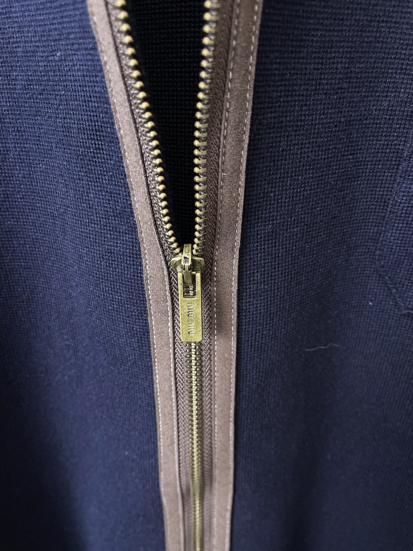 。Miumiu谬谬💥砸锅卖铁都要上的新款新款开衫外套 翻领皮革徽标拉链羊毛开衫外套 贸易公司渠道稀出，降