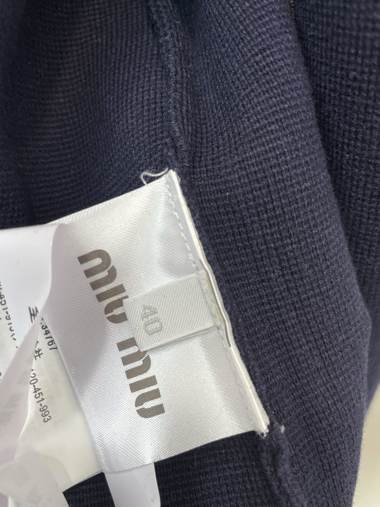 。Miumiu谬谬💥砸锅卖铁都要上的新款新款开衫外套 翻领皮革徽标拉链羊毛开衫外套 贸易公司渠道稀出，降