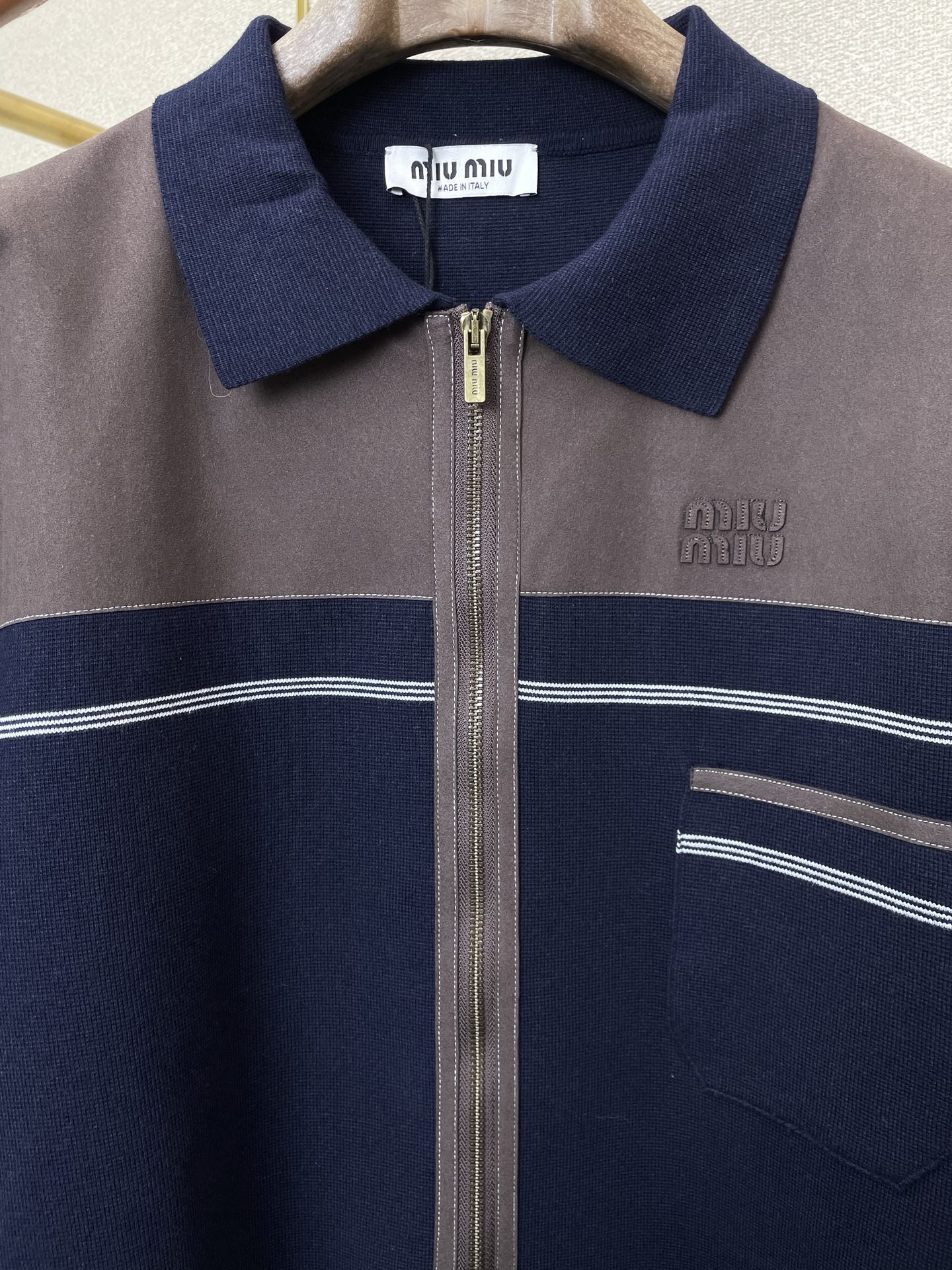 。Miumiu谬谬💥砸锅卖铁都要上的新款新款开衫外套 翻领皮革徽标拉链羊毛开衫外套 贸易公司渠道稀出，降