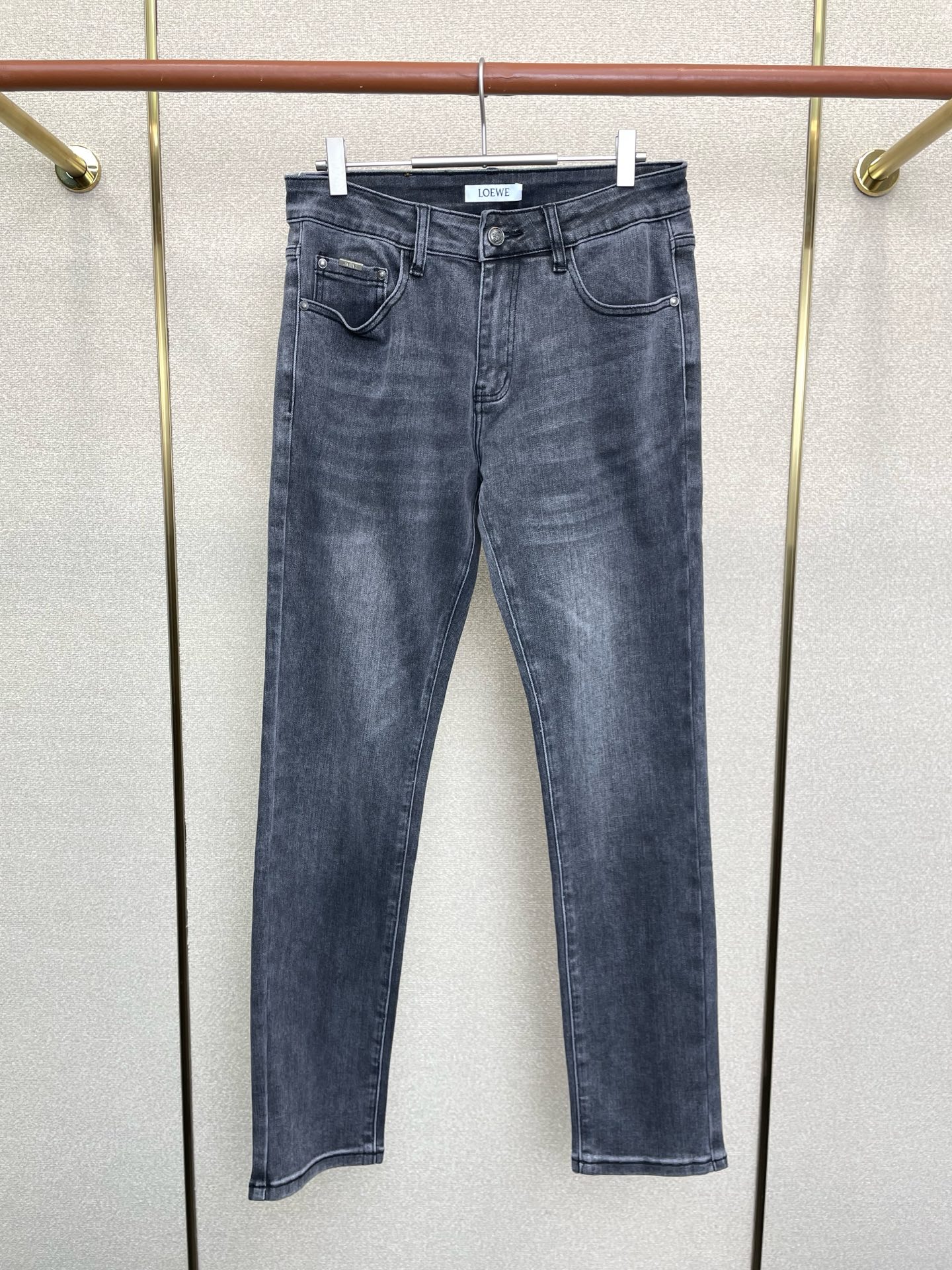 NO:656852,.LOEWE exclusively provides high-end versions of new casual jeans!  Custom-made fabrics at the counter are highly breathable and comfortable, with impeccable details and brand element design concepts, reflecting high quality. It feels delicate and soft!  It presents a casual cut and the upper body shape is awesome!  Code number 29-40 (there are 35),,loewe,loewe,jeans,alexander wang19860909.LOEWE罗意威独家专供新款休闲牛仔裤高端版本！专柜定制面料 透气舒适度高,细节无可挑剔,品牌元素设计理念,体现高品质.手感细腻柔软！呈现休闲裁剪,上身版型超赞！码数29-40（有35）,,loewe,loewe,jeans,alexander wang,Men's clothing
