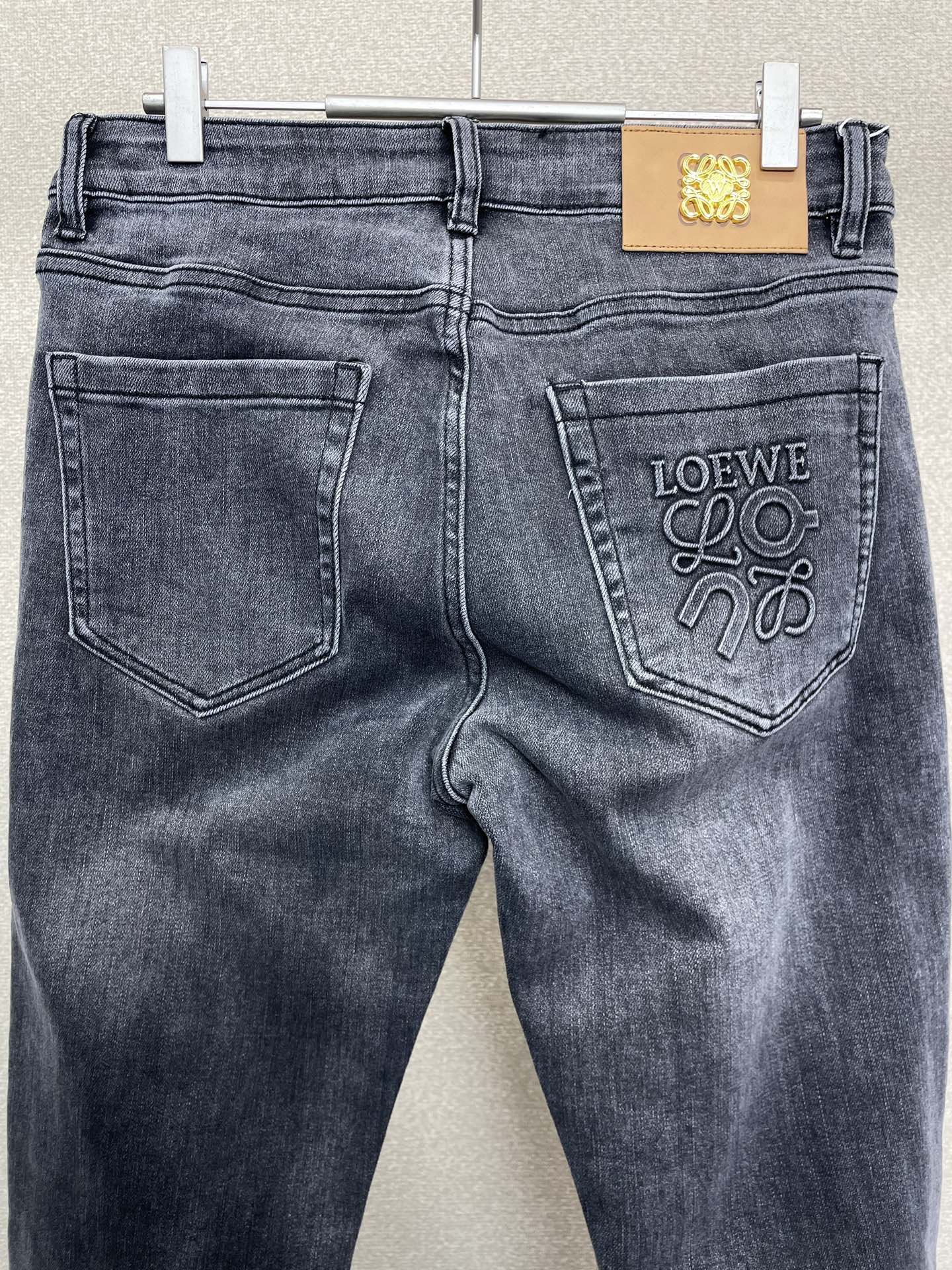 。LOEWE罗意威💥砸锅卖铁都要上的新款新款休闲牛仔裤👖高端版本！专柜定制面料 透气舒适度高，细节无可挑