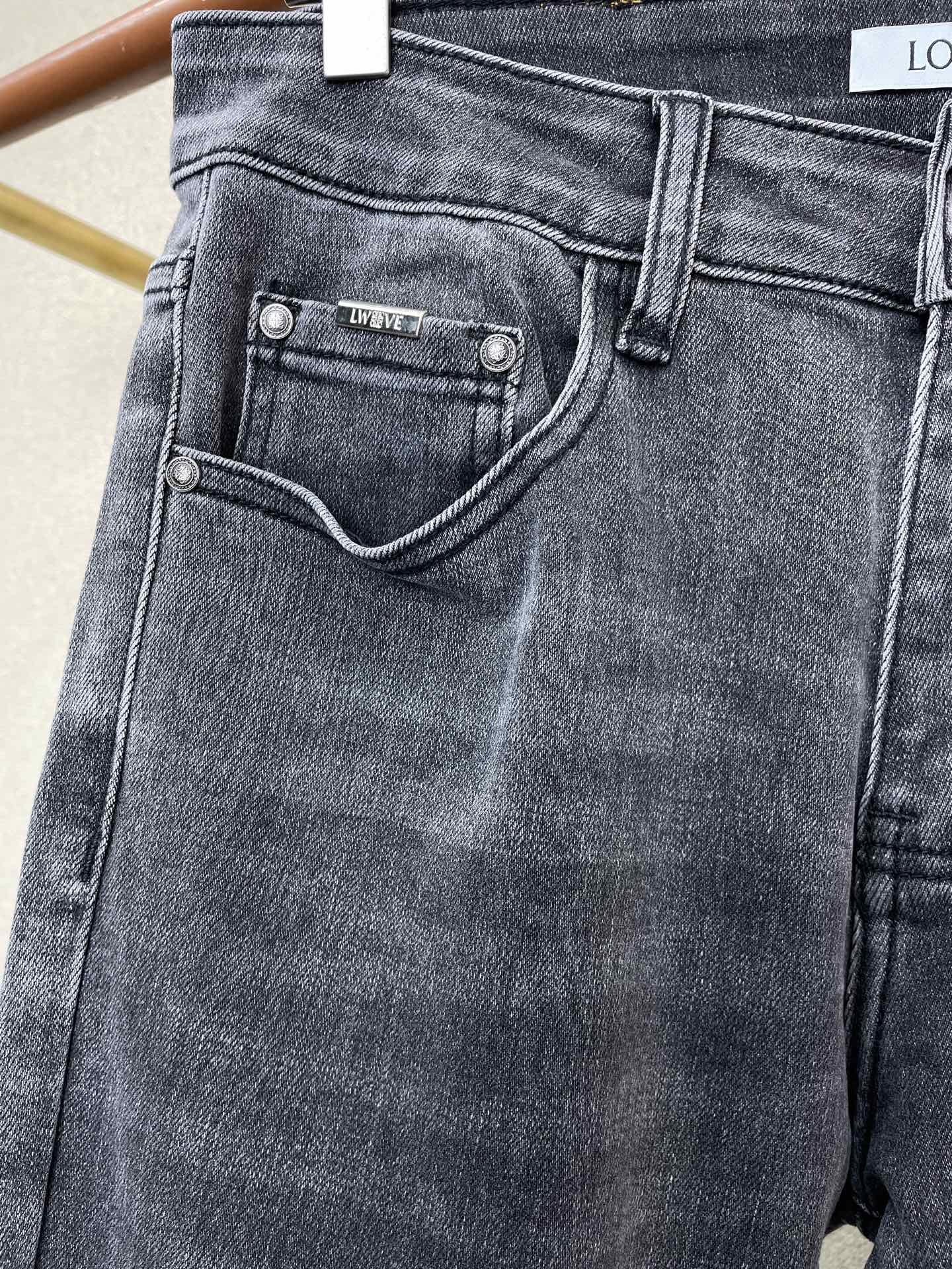 。LOEWE罗意威💥砸锅卖铁都要上的新款新款休闲牛仔裤👖高端版本！专柜定制面料 透气舒适度高，细节无可挑