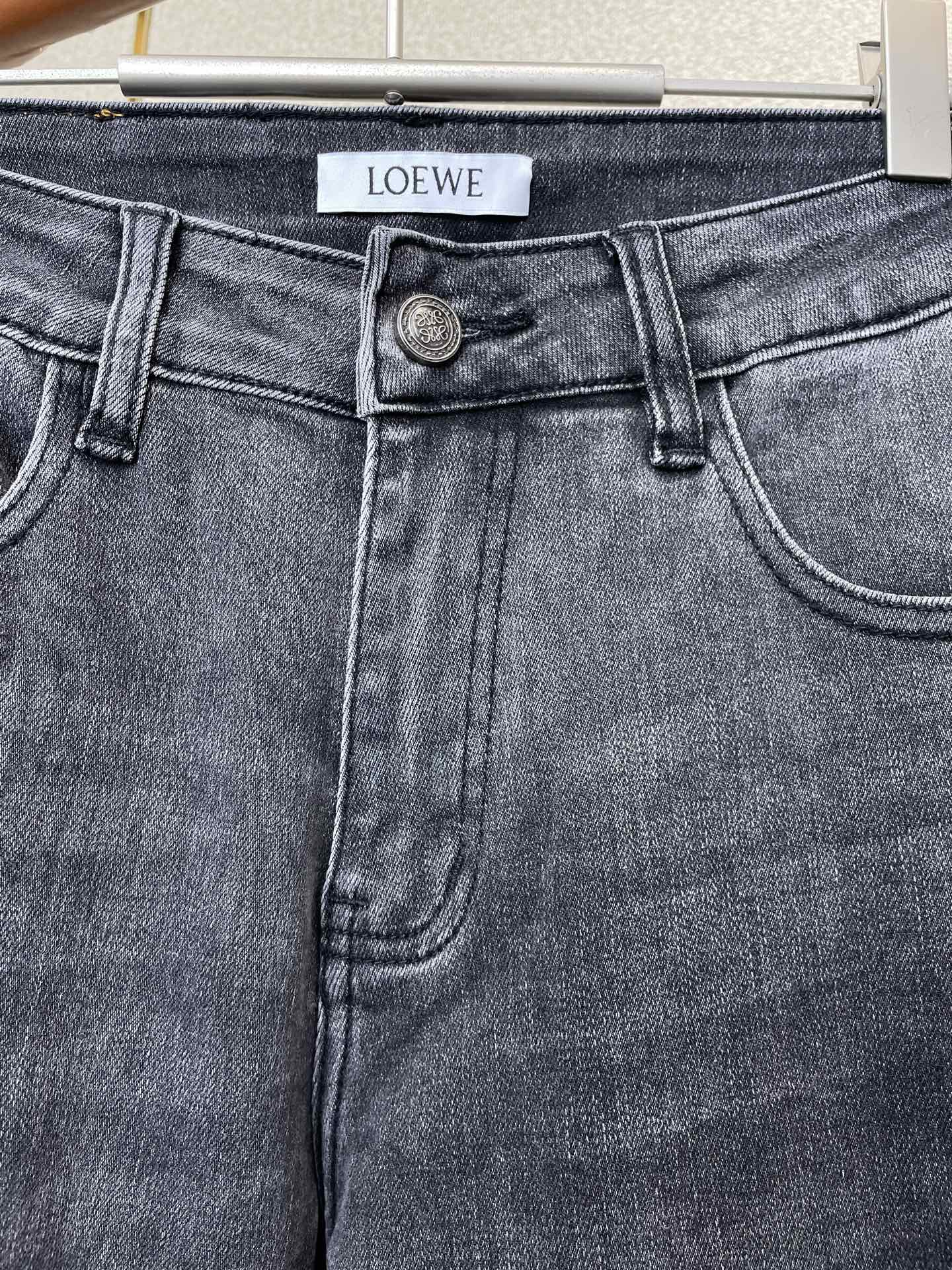 。LOEWE罗意威💥砸锅卖铁都要上的新款新款休闲牛仔裤👖高端版本！专柜定制面料 透气舒适度高，细节无可挑