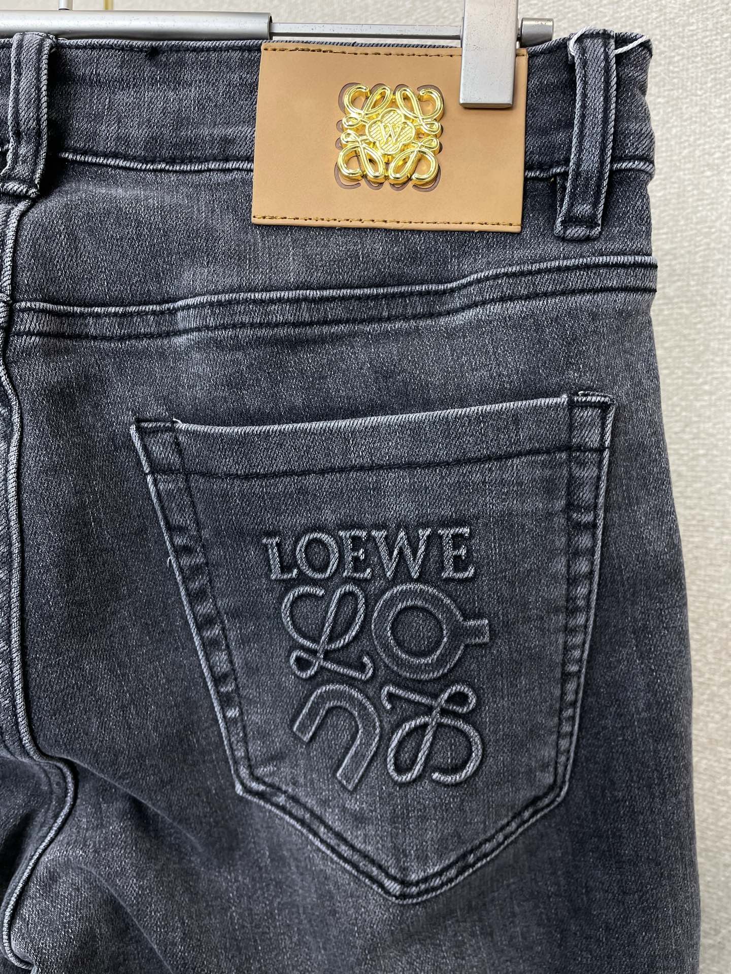。LOEWE罗意威💥砸锅卖铁都要上的新款新款休闲牛仔裤👖高端版本！专柜定制面料 透气舒适度高，细节无可挑
