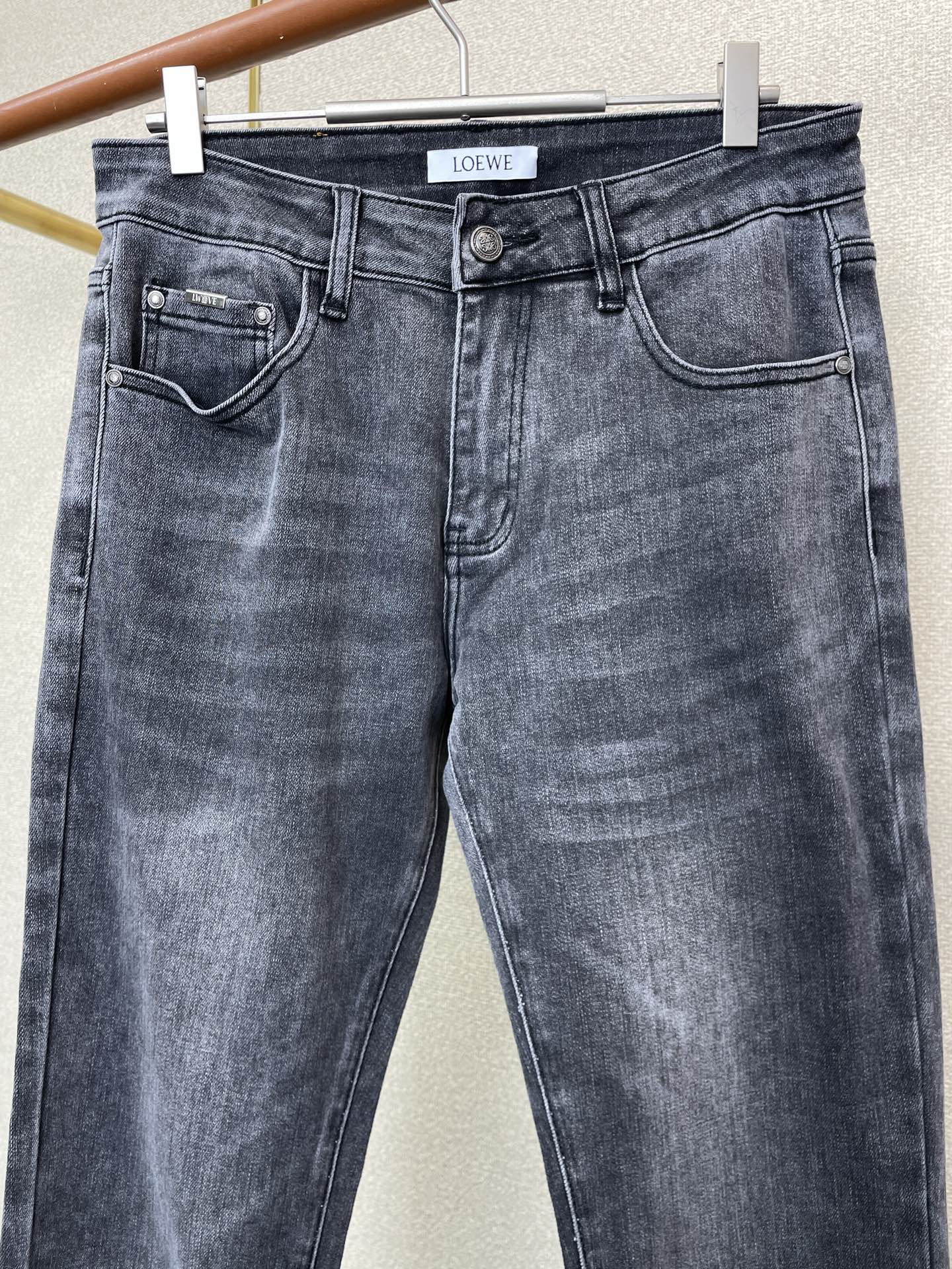 。LOEWE罗意威💥砸锅卖铁都要上的新款新款休闲牛仔裤👖高端版本！专柜定制面料 透气舒适度高，细节无可挑