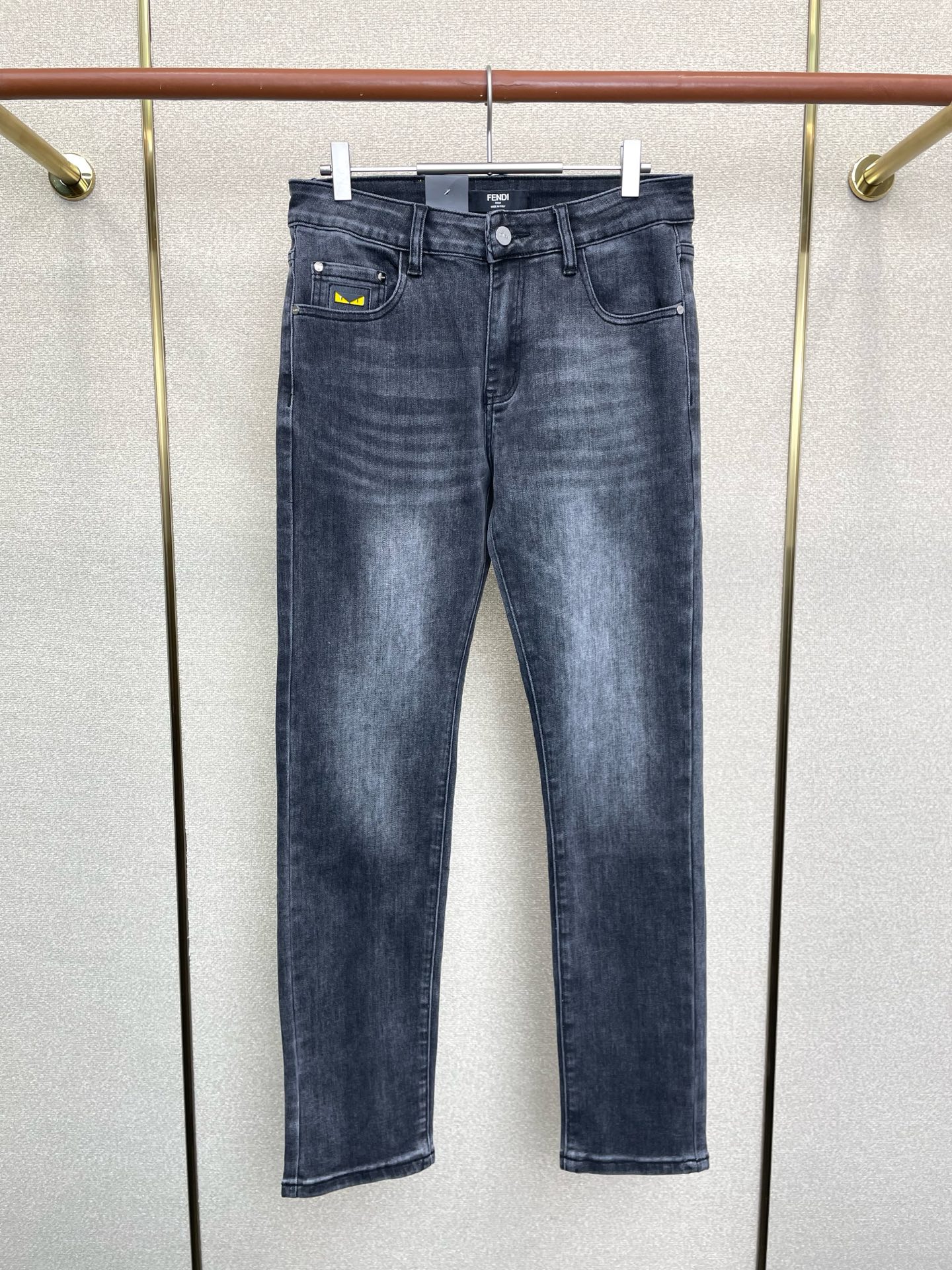 NO:661264,.FENDI Fendi exclusively offers high-end versions of new casual jeans!  Custom-made fabrics at the counter are highly breathable and comfortable, with impeccable details and brand element design concepts, reflecting high quality. It feels delicate and soft!  It presents a casual cut and the upper body shape is awesome!  Code number 29-40 (there are 35),,fendi,fendi,jeans, 19860909.FENDI芬迪独家专供新款休闲牛仔裤高端版本！专柜定制面料 透气舒适度高,细节无可挑剔,品牌元素设计理念,体现高品质.手感细腻柔软！呈现休闲裁剪,上身版型超赞！码数29-40（有35）,,fendi,fendi,jeans, ,Men's clothing