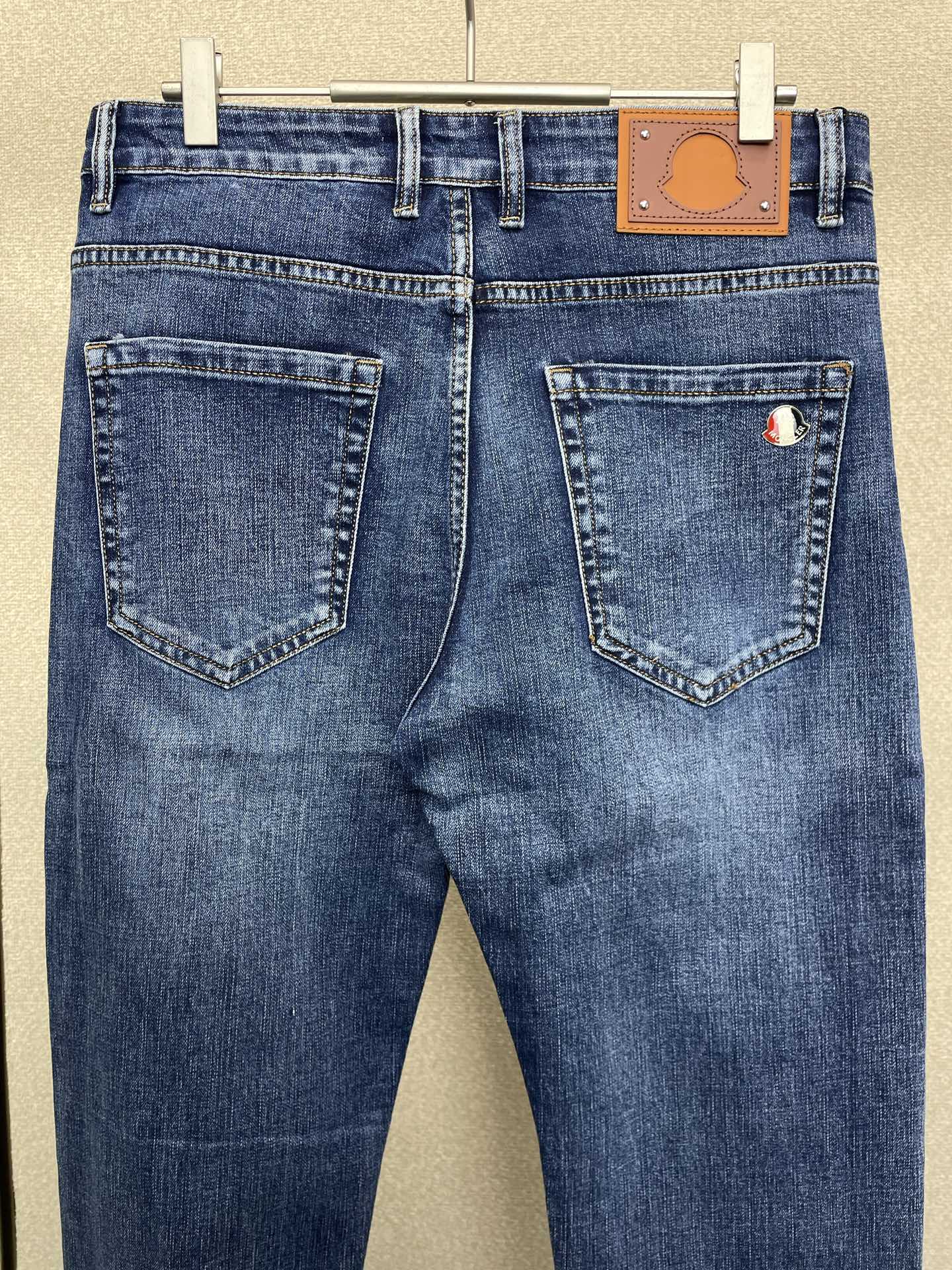 。Moncler蒙口💥砸锅卖铁都要上的新款新款休闲牛仔裤👖高端版本！专柜定制面料 透气舒适度高，细节无可