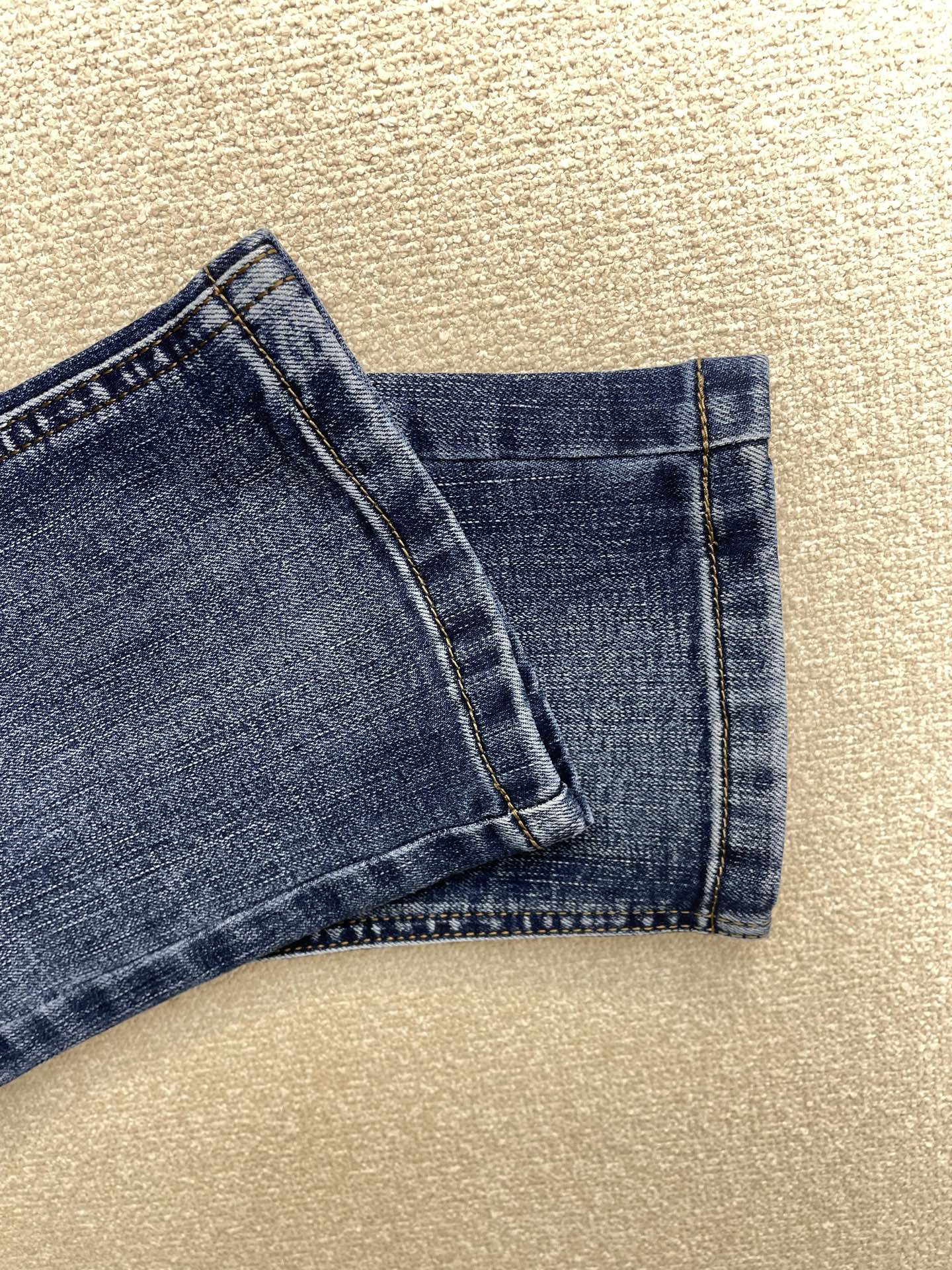 。Moncler蒙口💥砸锅卖铁都要上的新款新款休闲牛仔裤👖高端版本！专柜定制面料 透气舒适度高，细节无可