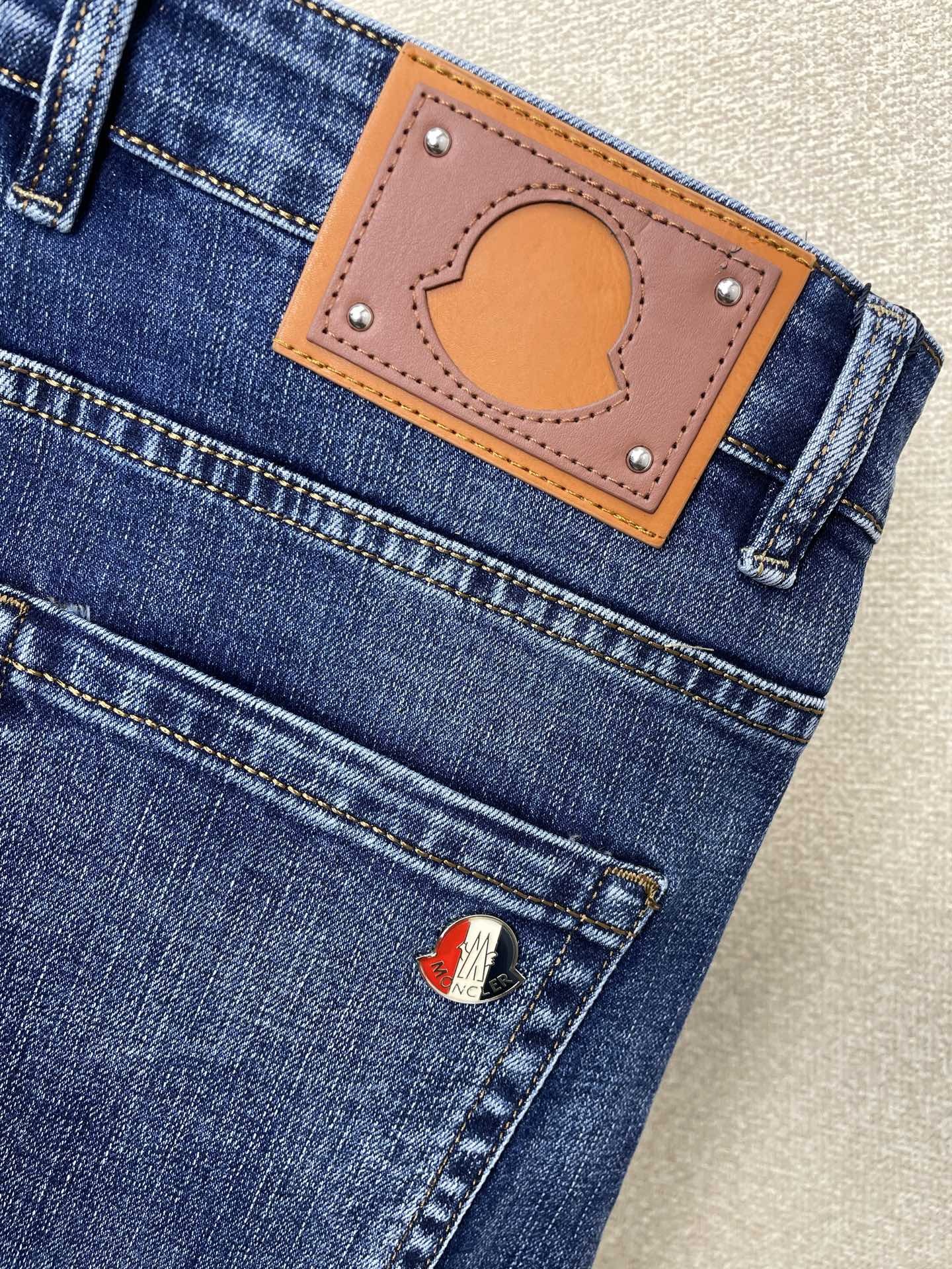 。Moncler蒙口💥砸锅卖铁都要上的新款新款休闲牛仔裤👖高端版本！专柜定制面料 透气舒适度高，细节无可