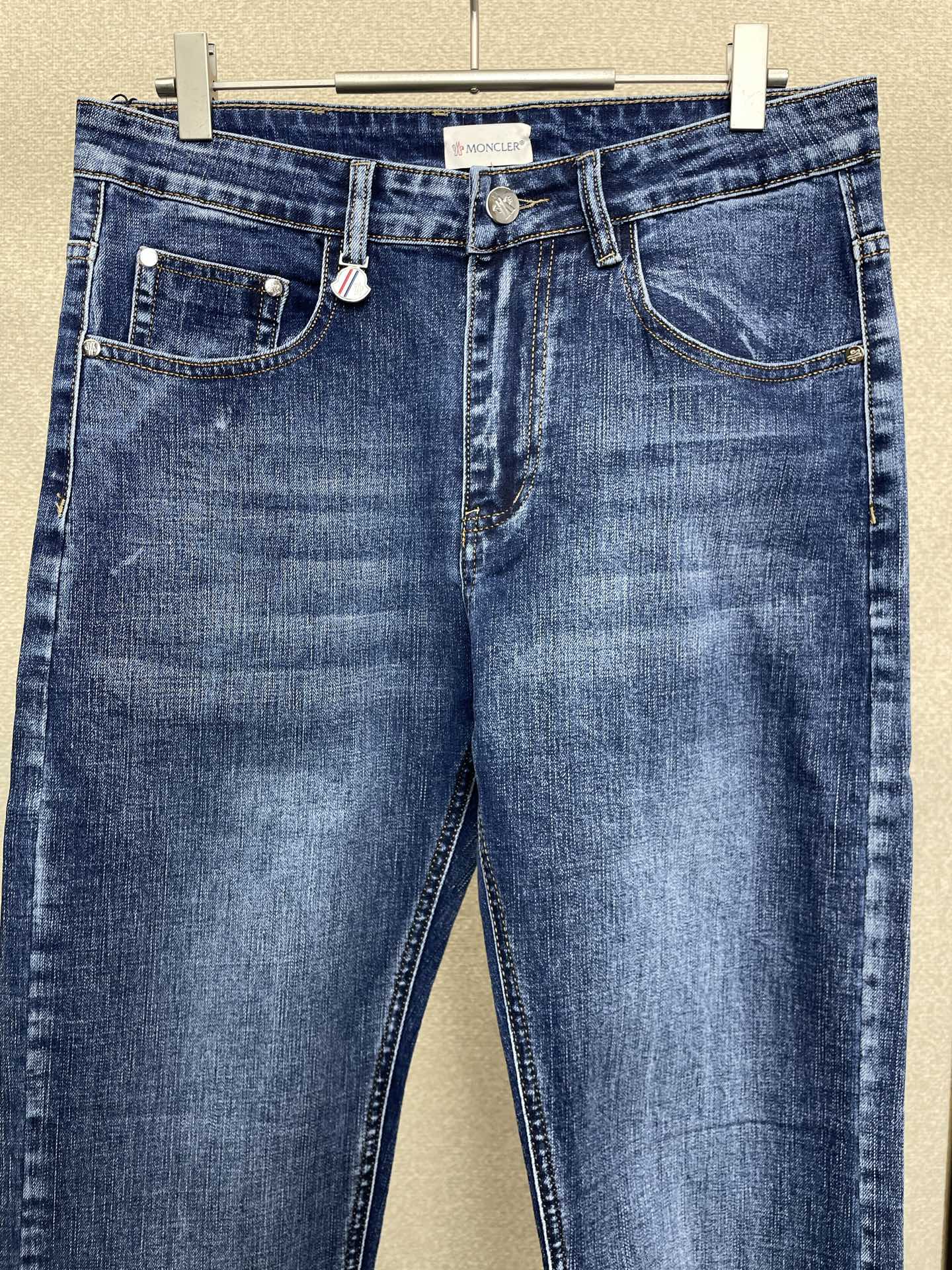 。Moncler蒙口💥砸锅卖铁都要上的新款新款休闲牛仔裤👖高端版本！专柜定制面料 透气舒适度高，细节无可