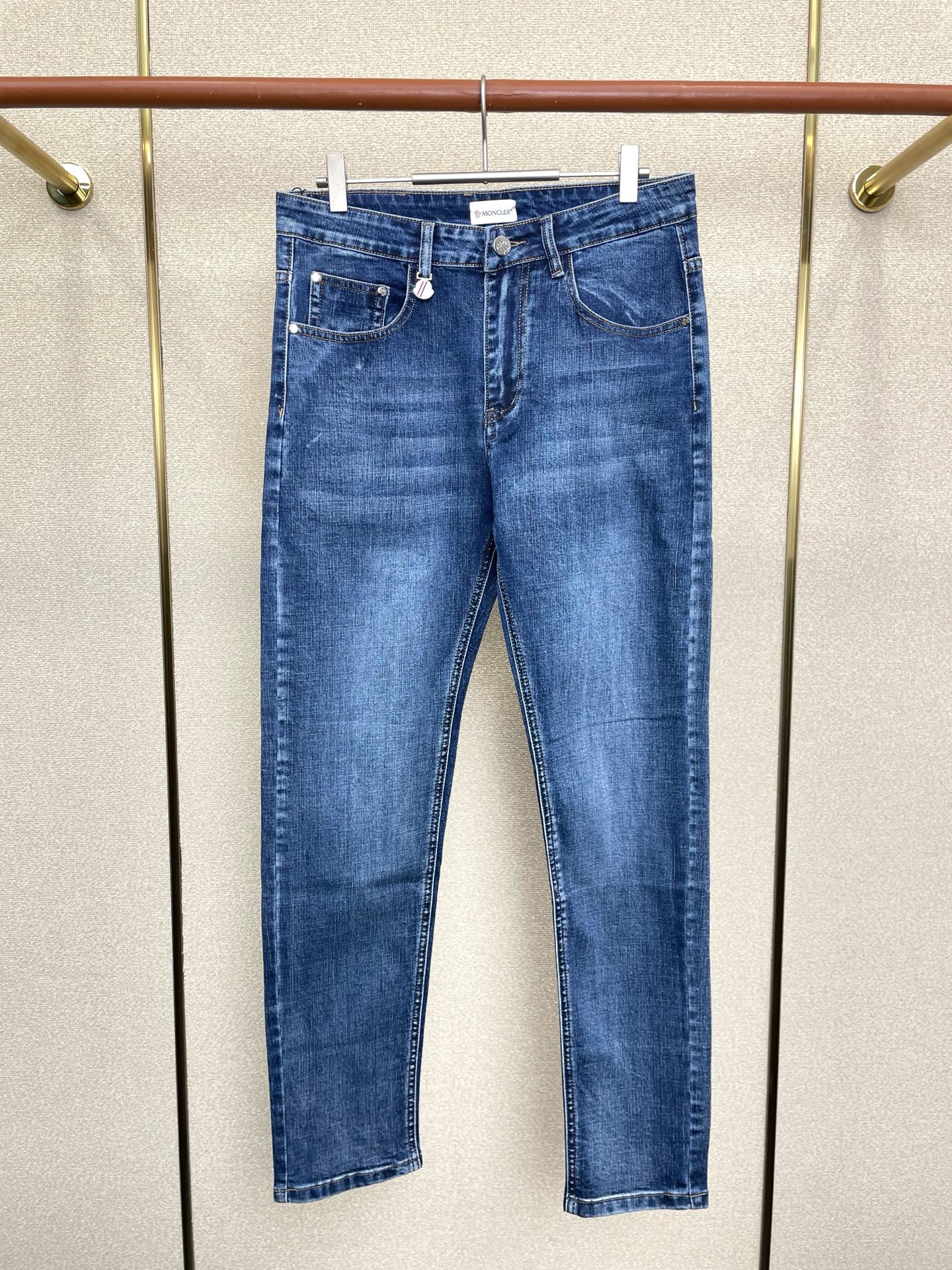 NO:656824,.Moncler exclusively offers high-end versions of new casual jeans!  Custom-made fabrics at the counter are highly breathable and comfortable, with impeccable details and brand element design concepts, reflecting high quality. It feels delicate and soft!  It presents a casual cut and the upper body shape is awesome!  Size 29-40 (35 available),,Moncler,jeans,alexander wang19860909.Moncler蒙口独家专供新款休闲牛仔裤高端版本！专柜定制面料 透气舒适度高,细节无可挑剔,品牌元素设计理念,体现高品质.手感细腻柔软！呈现休闲裁剪,上身版型超赞！码数29-40（有35）,,Moncler,jeans,alexander wang,Men's clothing