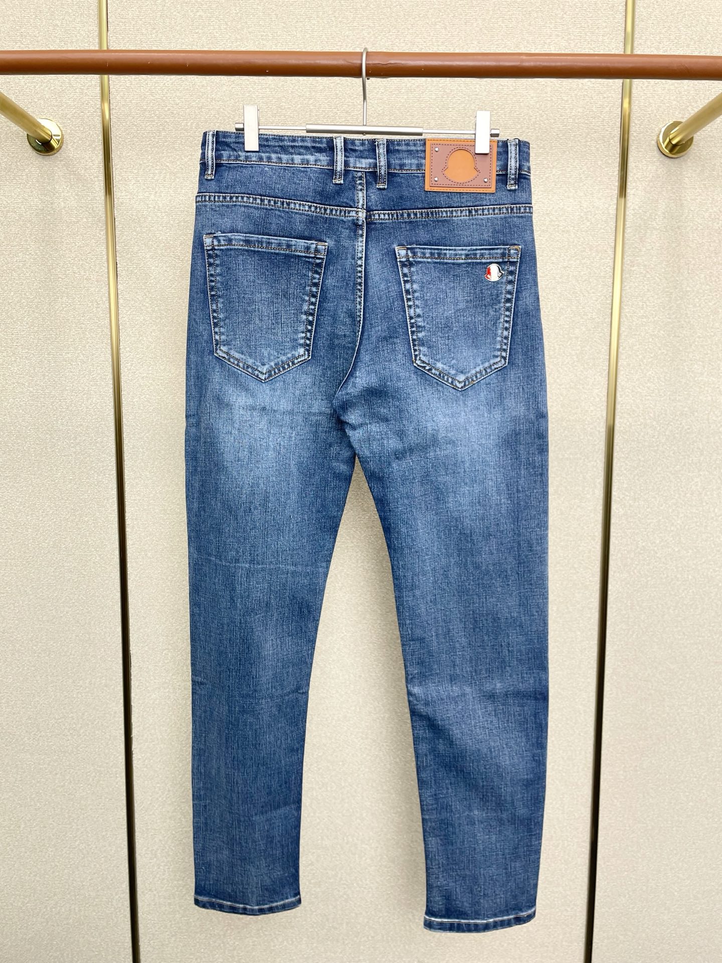 。Moncler蒙口💥砸锅卖铁都要上的新款新款休闲牛仔裤👖高端版本！专柜定制面料 透气舒适度高，细节无可