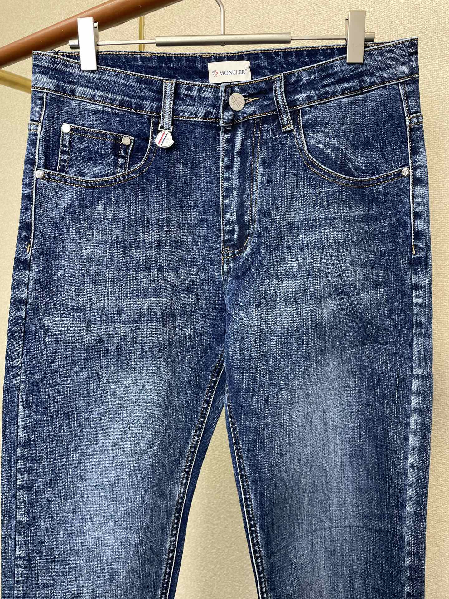 。Moncler蒙口💥砸锅卖铁都要上的新款新款休闲牛仔裤👖高端版本！专柜定制面料 透气舒适度高，细节无可