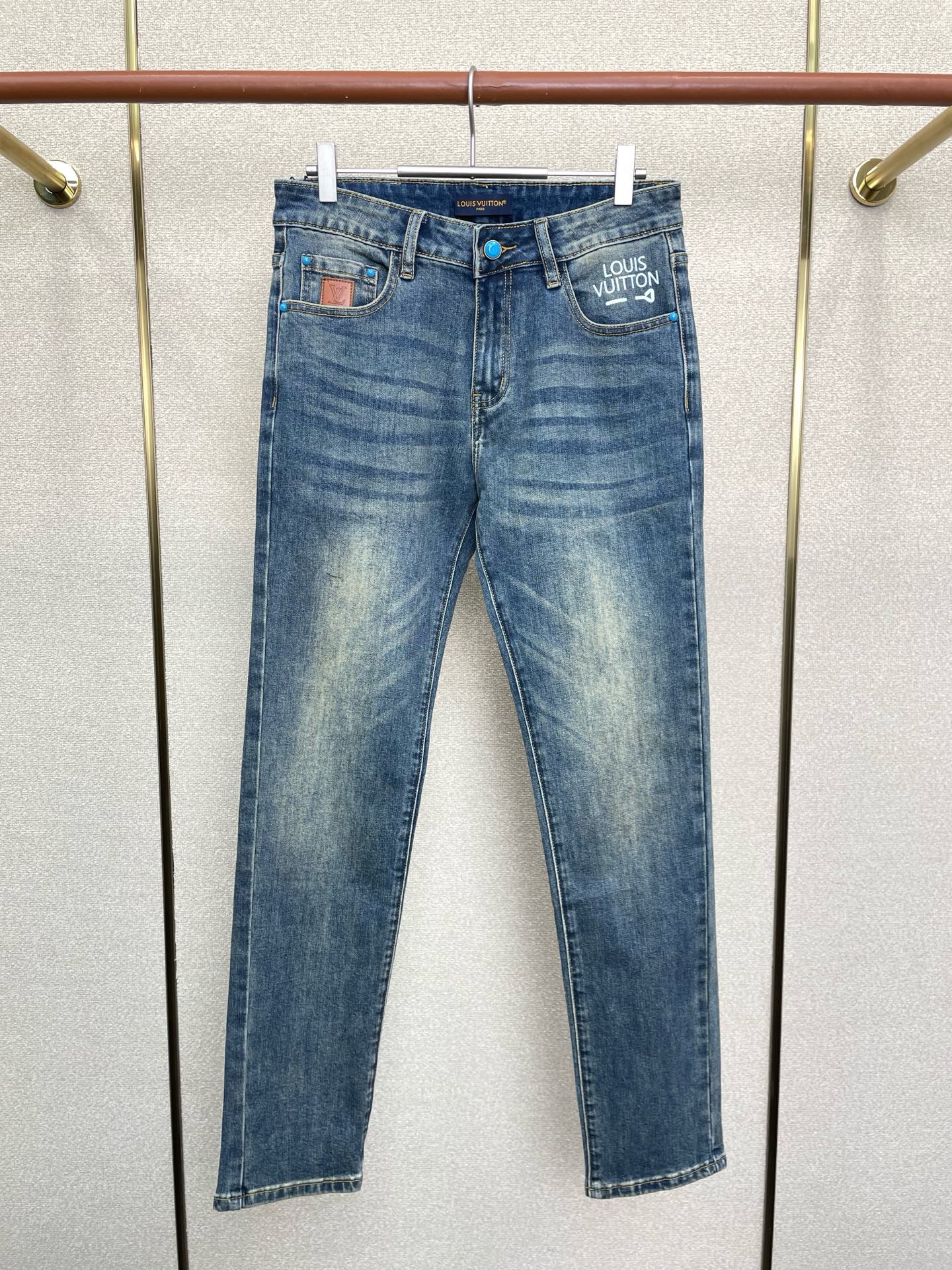 NO:661294,.Louis Vuitton exclusive high-end version of new casual jeans!  Custom-made fabrics at the counter are highly breathable and comfortable, with impeccable details and brand element design concepts, reflecting high quality. It feels delicate and soft!  It presents a casual cut and the upper body shape is awesome!  Code number 29-40 (there are 35),,louis vuitton,louis vuitton,jeans, 19860909.Louis Vuitton路易威登独家专供新款休闲牛仔裤高端版本！专柜定制面料 透气舒适度高,细节无可挑剔,品牌元素设计理念,体现高品质.手感细腻柔软！呈现休闲裁剪,上身版型超赞！码数29-40（有35）,,louis vuitton,louis vuitton,jeans, ,Men's clothing