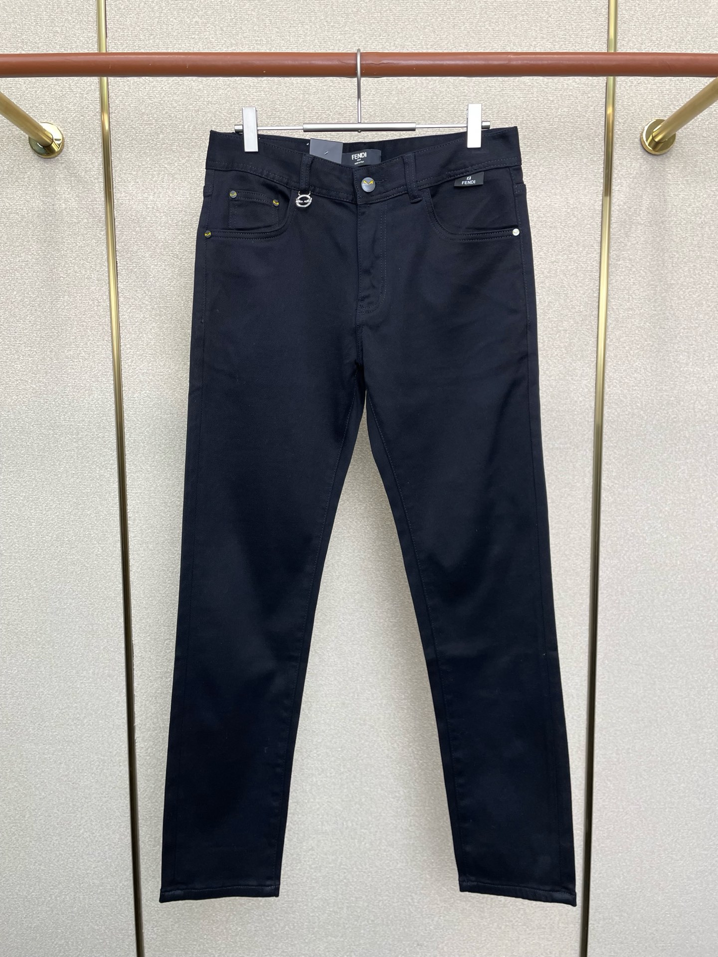 NO:656844,.FENDI Fendi exclusively offers high-end versions of new casual jeans!  Custom-made fabrics at the counter are highly breathable and comfortable, with impeccable details and brand element design concepts, reflecting high quality. It feels delicate and soft!  It presents a casual cut and the upper body shape is awesome!  Code number 28-38 (no 35),,fendi,fendi,jeans,alexander wang19860909.FENDI芬迪独家专供新款休闲牛仔裤高端版本！专柜定制面料 透气舒适度高,细节无可挑剔,品牌元素设计理念,体现高品质.手感细腻柔软！呈现休闲裁剪,上身版型超赞！码数28-38（无35）,,fendi,fendi,jeans,alexander wang,Men's clothing