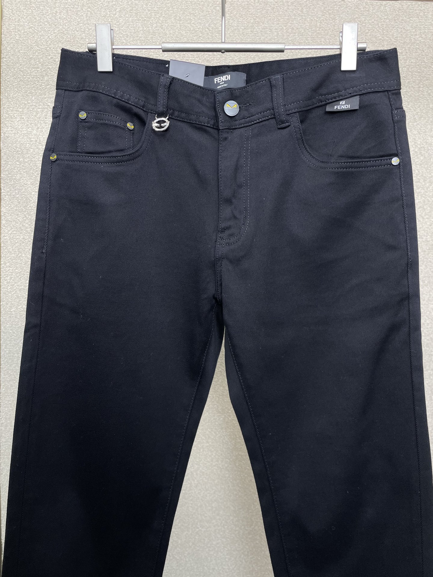 。FENDI芬迪💥砸锅卖铁都要上的新款新款休闲牛仔裤👖高端版本！专柜定制面料 透气舒适度高，细节无可挑剔