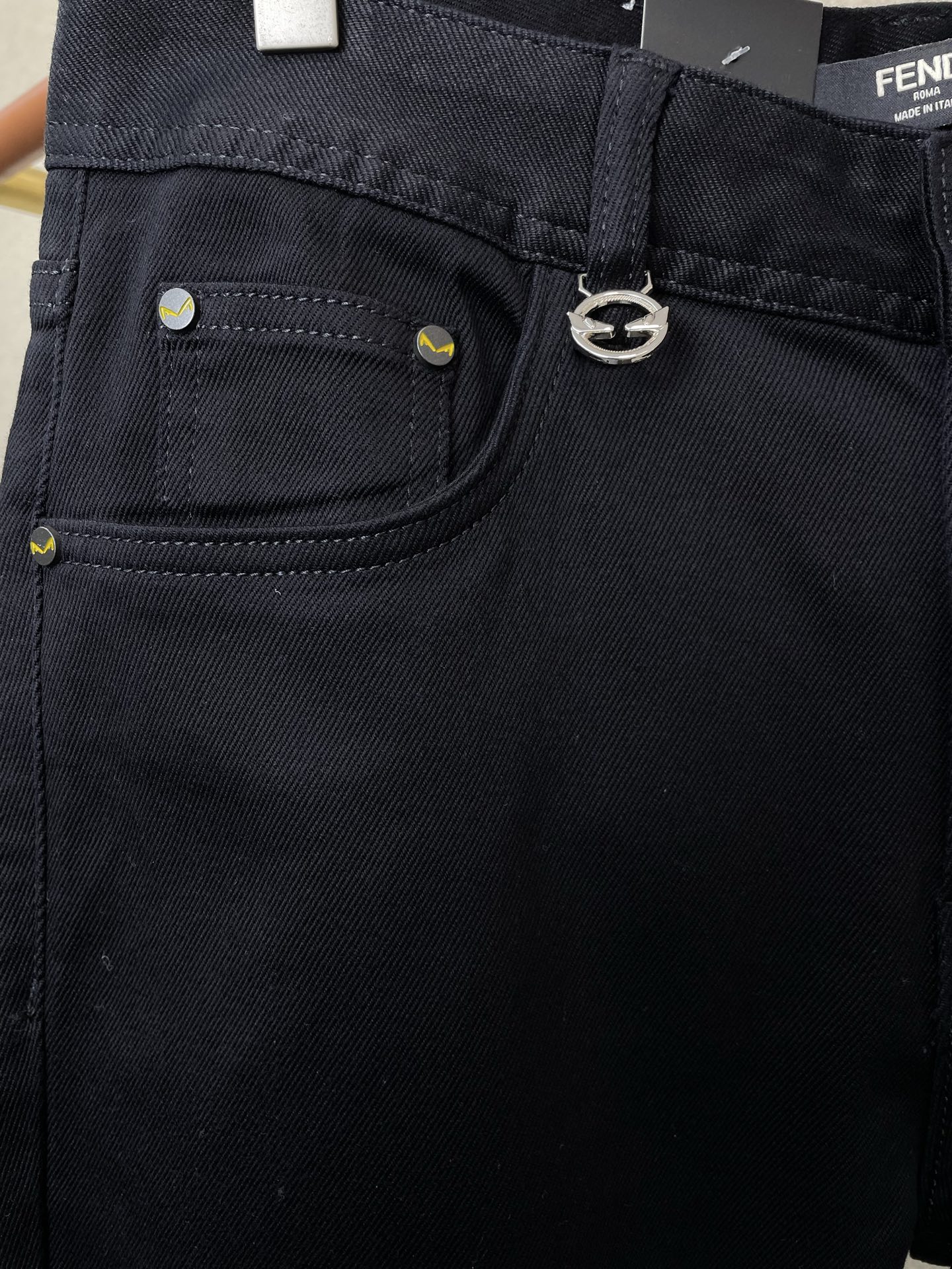 。FENDI芬迪💥砸锅卖铁都要上的新款新款休闲牛仔裤👖高端版本！专柜定制面料 透气舒适度高，细节无可挑剔