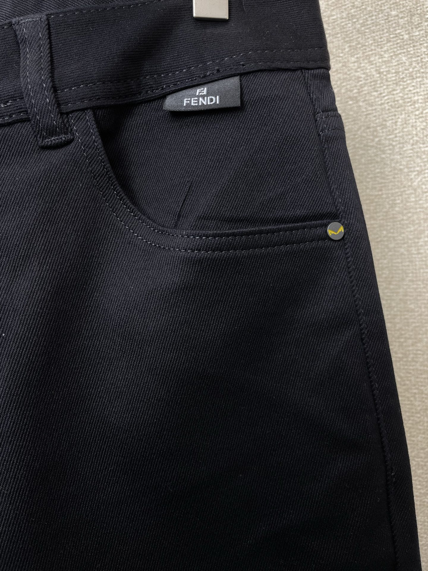 。FENDI芬迪💥砸锅卖铁都要上的新款新款休闲牛仔裤👖高端版本！专柜定制面料 透气舒适度高，细节无可挑剔