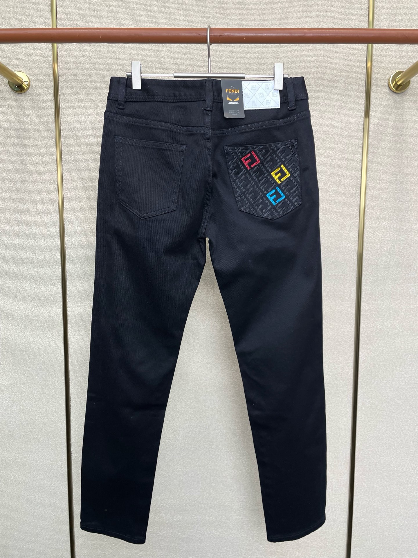 。FENDI芬迪💥砸锅卖铁都要上的新款新款休闲牛仔裤👖高端版本！专柜定制面料 透气舒适度高，细节无可挑剔