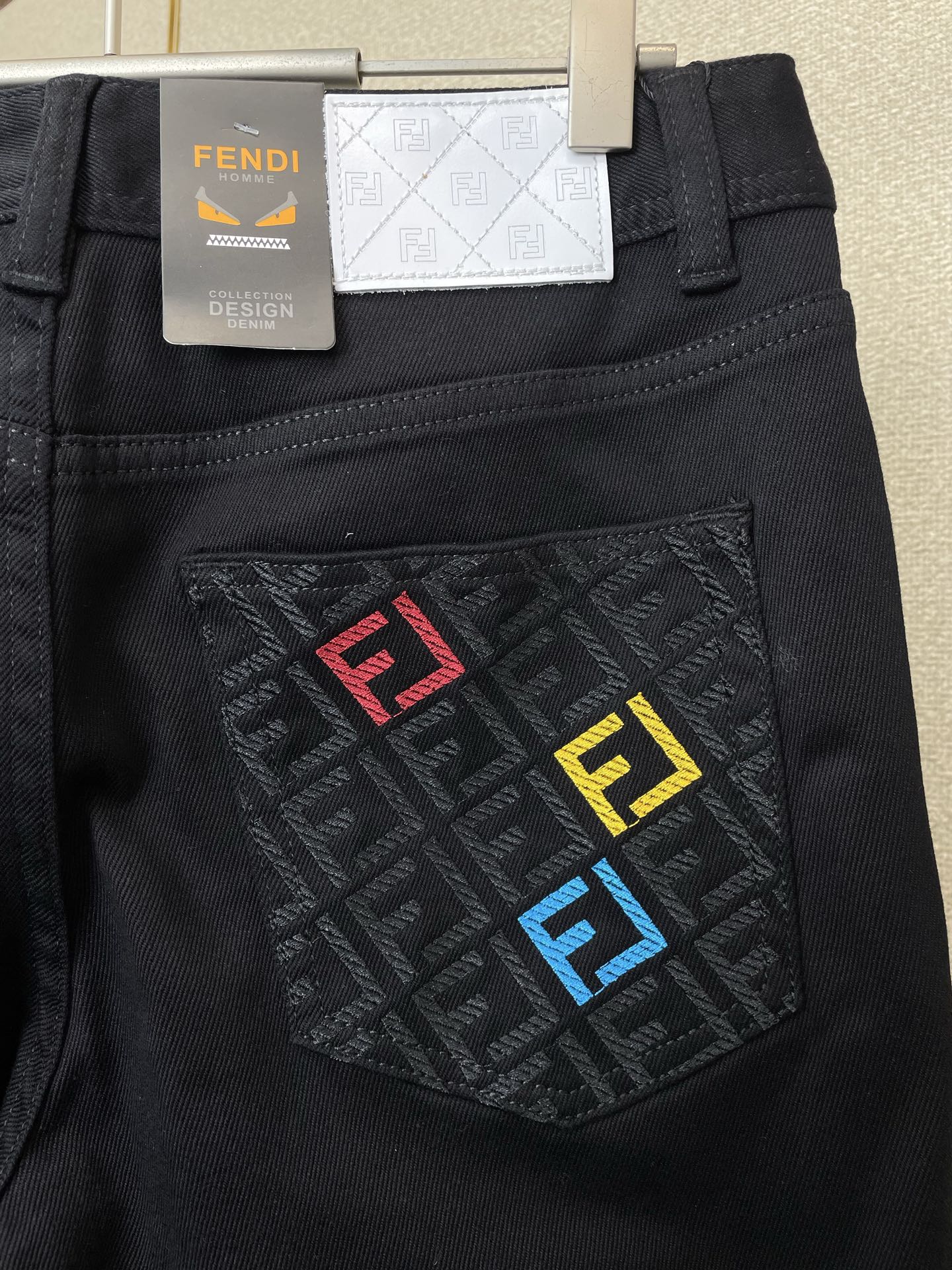 。FENDI芬迪💥砸锅卖铁都要上的新款新款休闲牛仔裤👖高端版本！专柜定制面料 透气舒适度高，细节无可挑剔