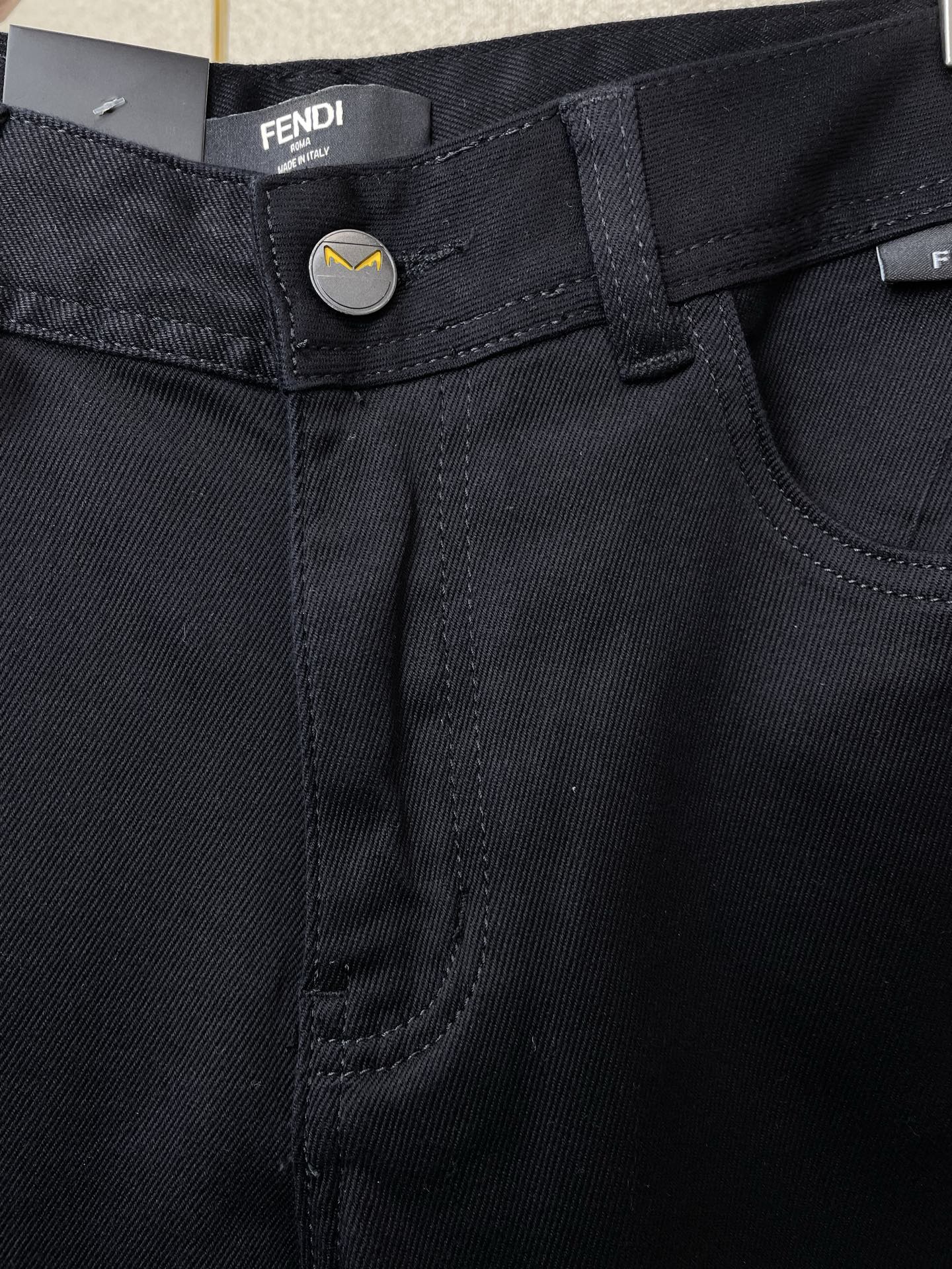 。FENDI芬迪💥砸锅卖铁都要上的新款新款休闲牛仔裤👖高端版本！专柜定制面料 透气舒适度高，细节无可挑剔