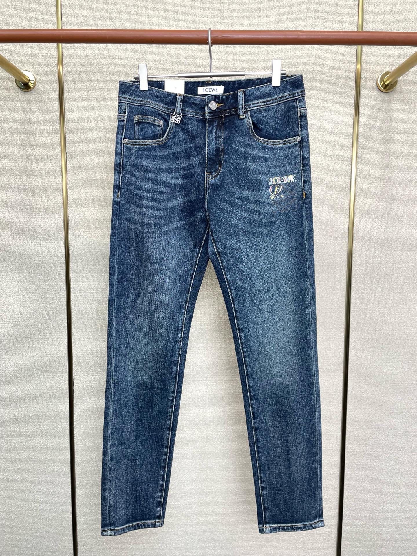 NO:661276,.LOEWE exclusively provides high-end versions of new casual jeans!  Custom-made fabrics at the counter are highly breathable and comfortable, with impeccable details and brand element design concepts, reflecting high quality. It feels delicate and soft!  It presents a casual cut and the upper body shape is awesome!  Code number 28-38 (no 35),,loewe,loewe,jeans, 19860909.LOEWE罗意威独家专供新款休闲牛仔裤高端版本！专柜定制面料 透气舒适度高,细节无可挑剔,品牌元素设计理念,体现高品质.手感细腻柔软！呈现休闲裁剪,上身版型超赞！码数28-38（无35）,,loewe,loewe,jeans, ,Men's clothing