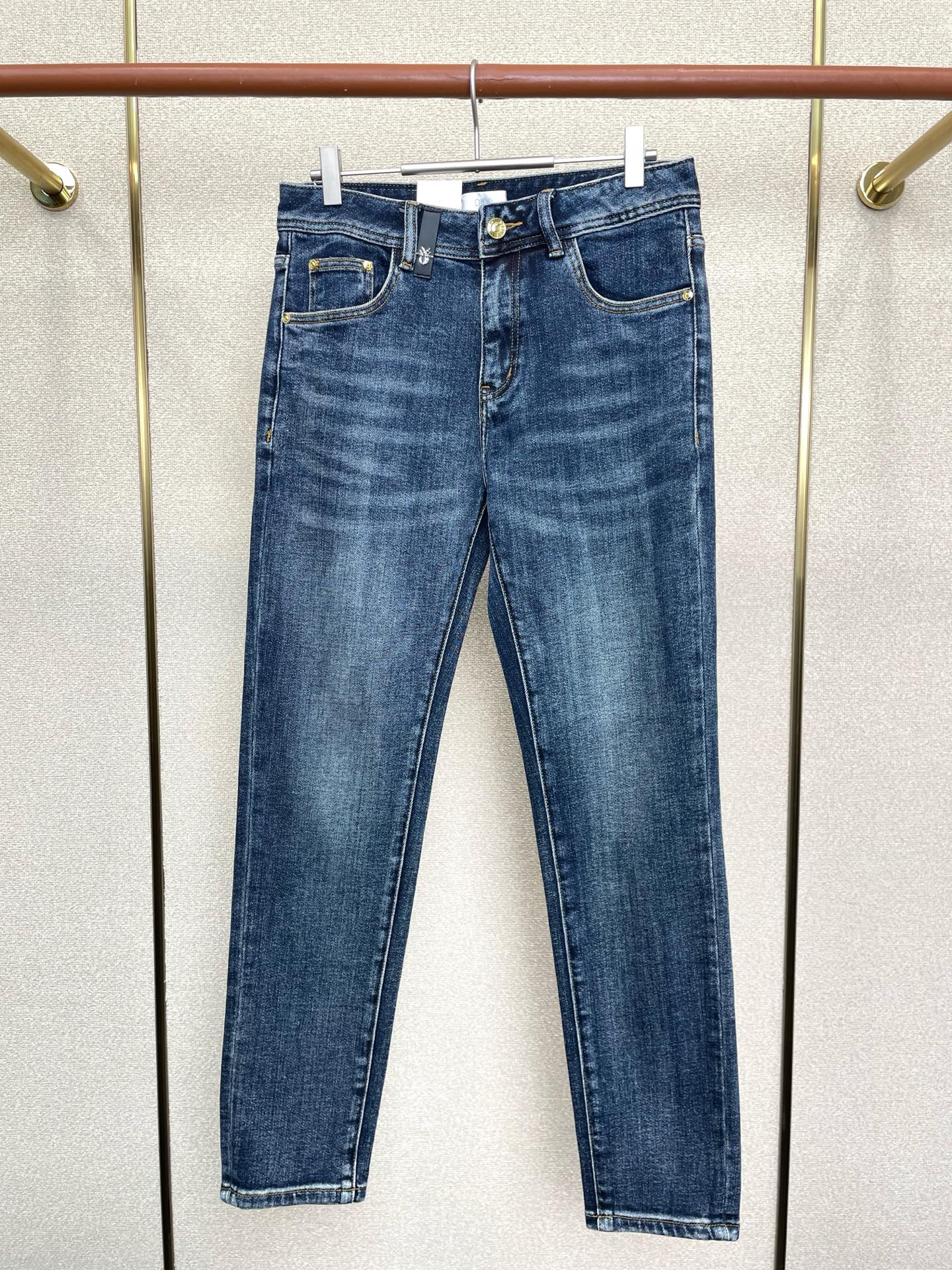 NO:656835,.Dior exclusively offers high-end versions of new casual jeans!  Custom-made fabrics at the counter are highly breathable and comfortable, with impeccable details and brand element design concepts, reflecting high quality. It feels delicate and soft!  It presents a casual cut and the upper body shape is awesome!  Code number 28-38 (no 35),,dior,dior,jeans,alexander wang19860909.Dior迪奥独家专供新款休闲牛仔裤高端版本！专柜定制面料 透气舒适度高,细节无可挑剔,品牌元素设计理念,体现高品质.手感细腻柔软！呈现休闲裁剪,上身版型超赞！码数28-38（无35）,,dior,dior,jeans,alexander wang,Men's clothing