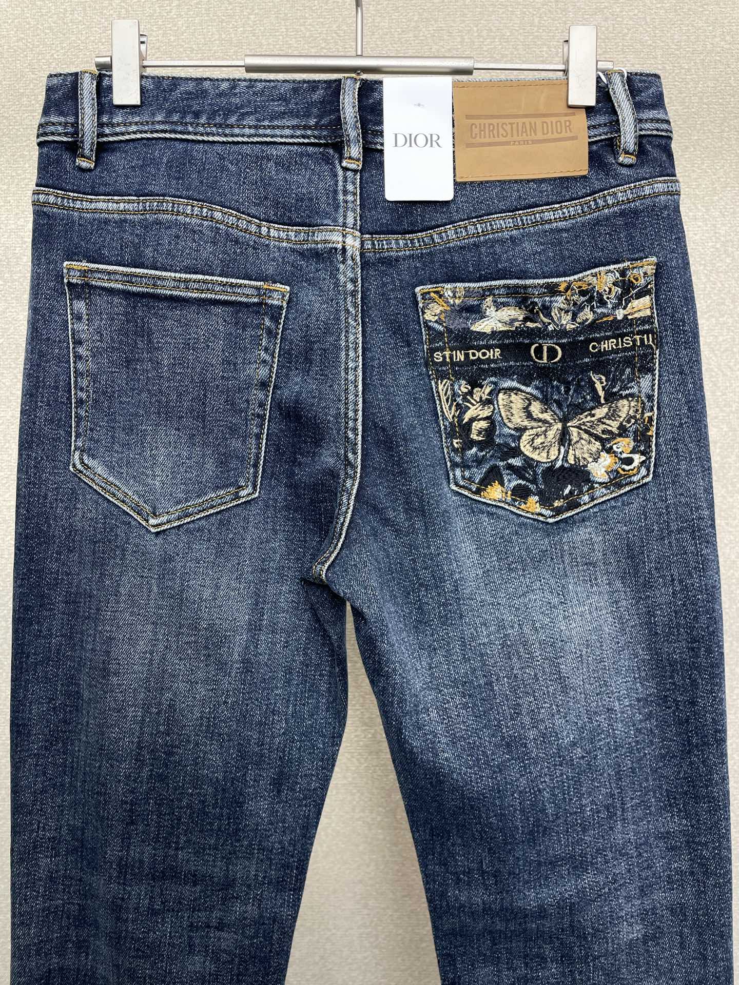 。Dior迪奥💥砸锅卖铁都要上的新款新款休闲牛仔裤👖高端版本！专柜定制面料 透气舒适度高，细节无可挑剔，