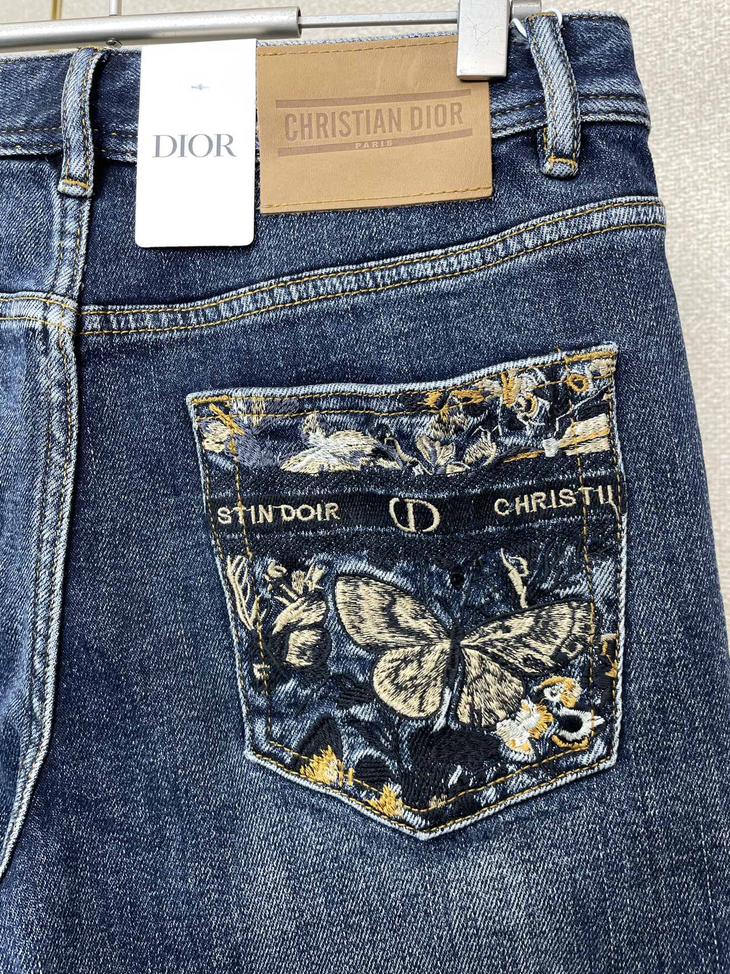 。Dior迪奥💥砸锅卖铁都要上的新款新款休闲牛仔裤👖高端版本！专柜定制面料 透气舒适度高，细节无可挑剔，