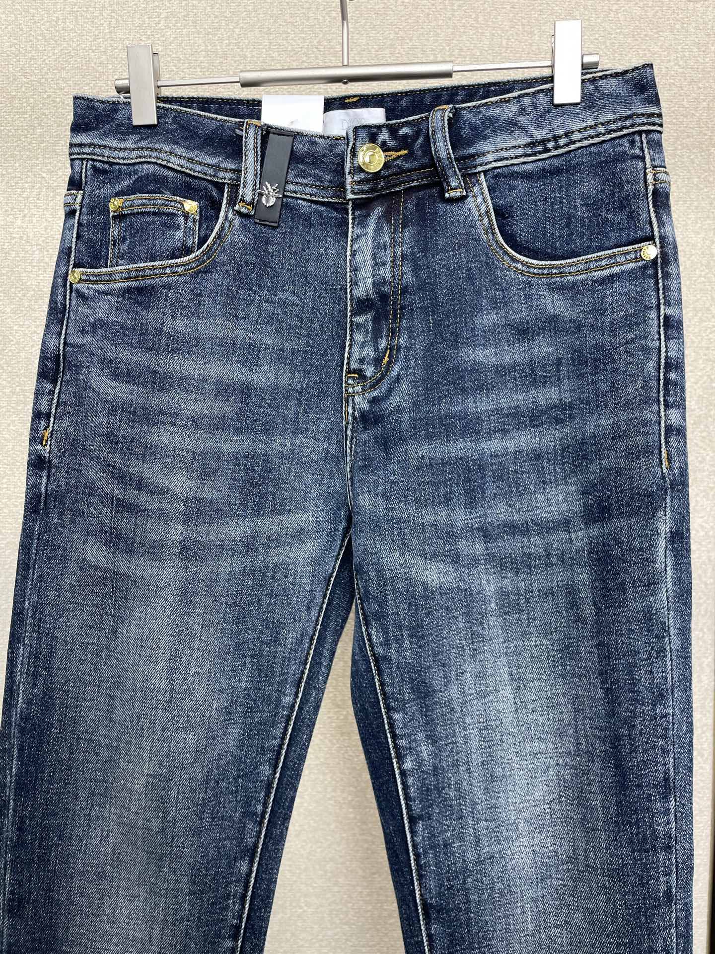 。Dior迪奥💥砸锅卖铁都要上的新款新款休闲牛仔裤👖高端版本！专柜定制面料 透气舒适度高，细节无可挑剔，