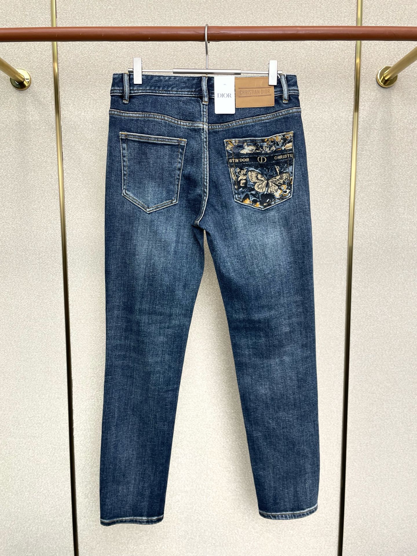 。Dior迪奥💥砸锅卖铁都要上的新款新款休闲牛仔裤👖高端版本！专柜定制面料 透气舒适度高，细节无可挑剔，