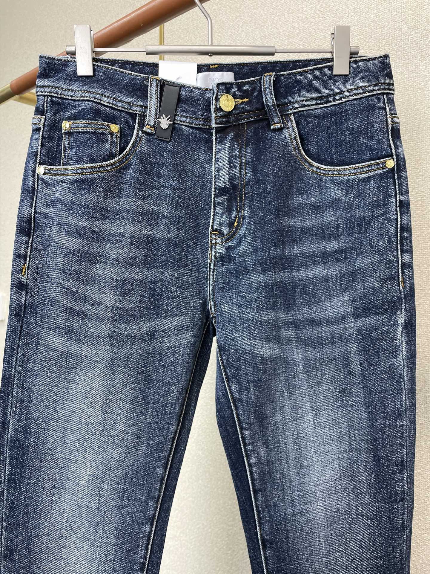 。Dior迪奥💥砸锅卖铁都要上的新款新款休闲牛仔裤👖高端版本！专柜定制面料 透气舒适度高，细节无可挑剔，