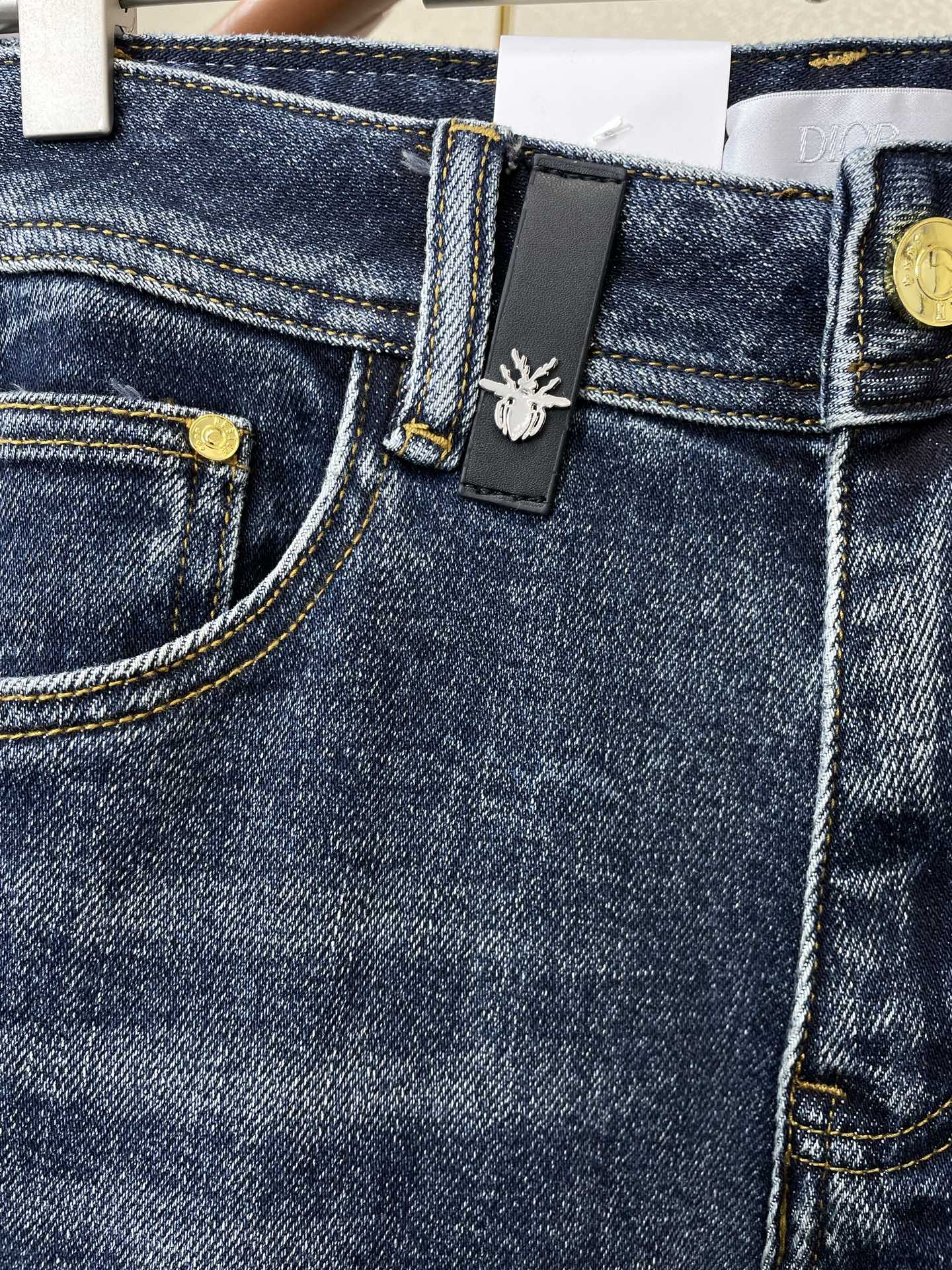 。Dior迪奥💥砸锅卖铁都要上的新款新款休闲牛仔裤👖高端版本！专柜定制面料 透气舒适度高，细节无可挑剔，