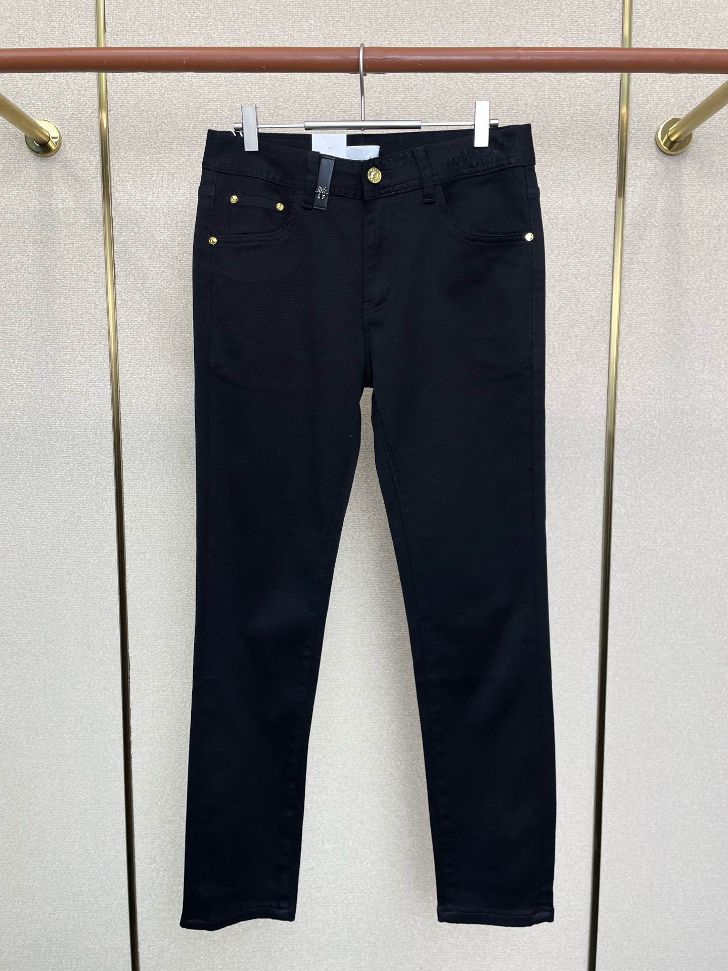 NO:656864,.Dior exclusively offers high-end versions of new casual jeans!  Custom-made fabrics at the counter are highly breathable and comfortable, with impeccable details and brand element design concepts, reflecting high quality. It feels delicate and soft!  It presents a casual cut and the upper body shape is awesome!  Code number 28-38 (no 35),,dior,dior,jeans,alexander wang19860909.Dior迪奥独家专供新款休闲牛仔裤高端版本！专柜定制面料 透气舒适度高,细节无可挑剔,品牌元素设计理念,体现高品质.手感细腻柔软！呈现休闲裁剪,上身版型超赞！码数28-38（无35）,,dior,dior,jeans,alexander wang,Men's clothing