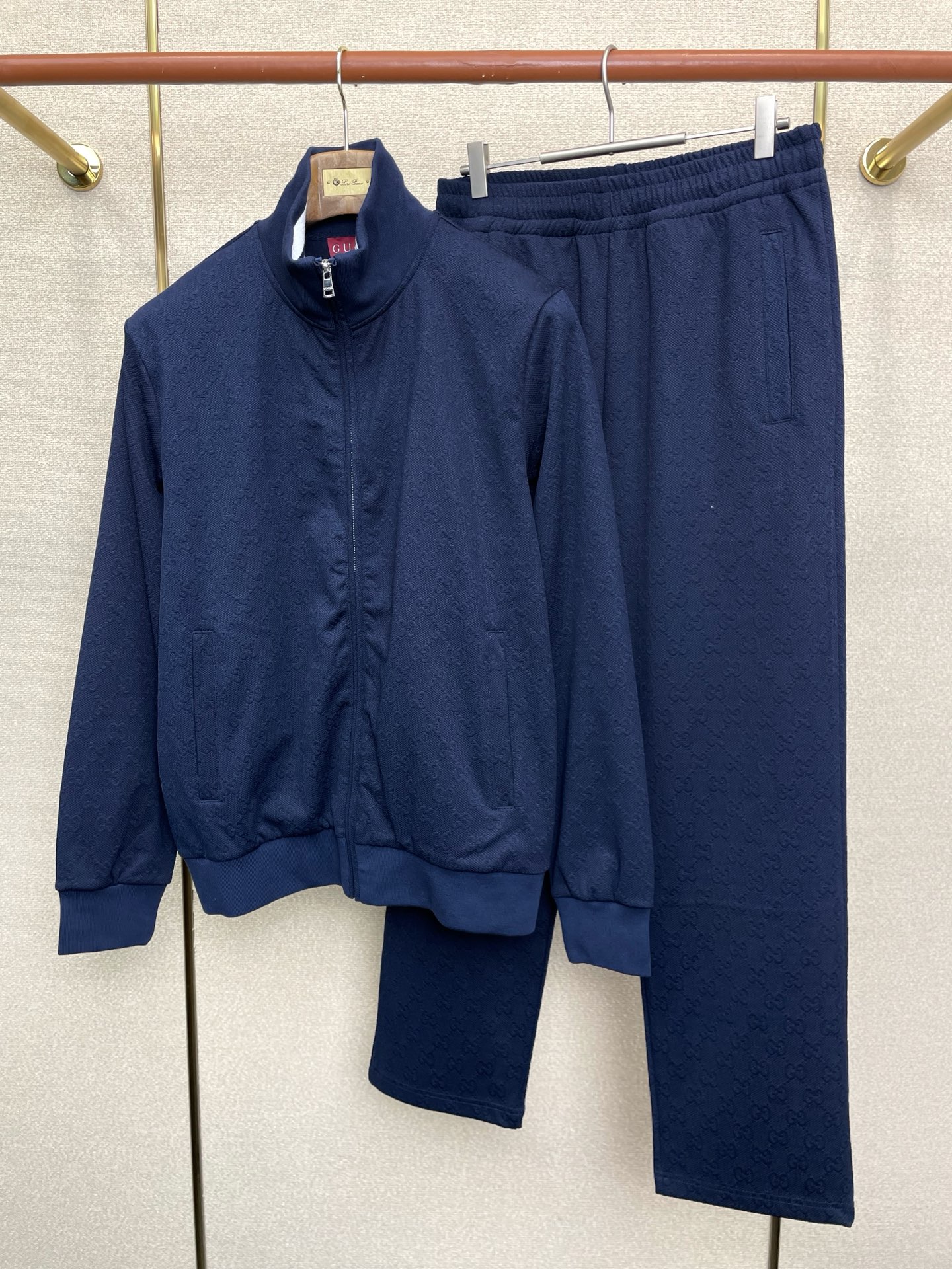 NO:656885,/Set. Gucci exclusively offers the same casual suits for new models and counters, full of high-end feel!  The details are exquisite and high-end, and the workmanship is impeccable!  The imported fabric is three-dimensional and exquisite. The original high-end double-sided jersey fabric is very high-end!  Original zipper!  The fabric is stiff, wrinkle-resistant and wear-resistant, moisture-absorbent, quick-drying and breathable, neat and stylish. Size M-3XL,,gucci,gucci,alexander wang19860909/套.Gucci古驰独家专供新款专柜同款休闲套装,高级感满满！细节精致高档,做工无可挑剔！进口面料 立体精致细腻.原版高端双面平纹针织面料很显高级！原版拉链！面料挺括抗皱耐磨,吸湿速干透气,利落有型.码数M-3XL,,gucci,gucci,alexander wang,Men's clothing